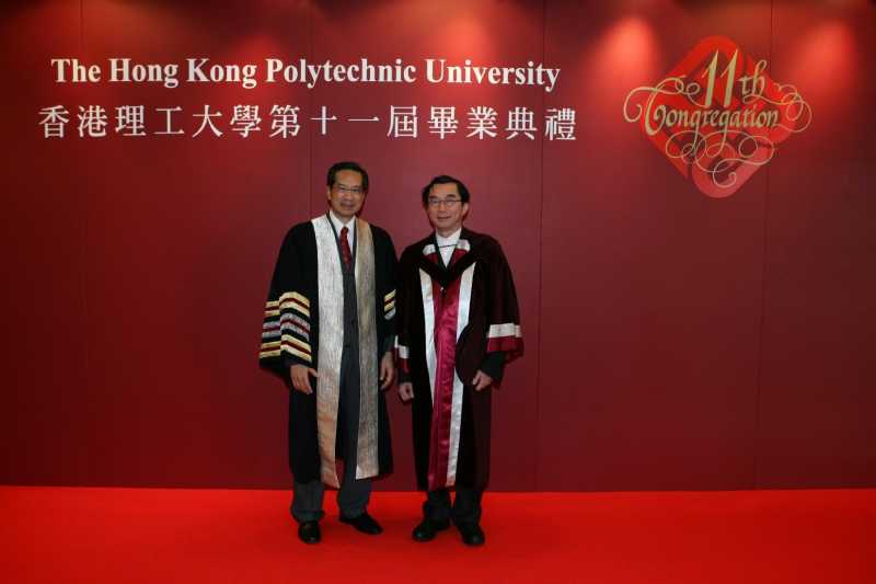 獲頒授榮譽科技博士學位的林百里先生(右)與校長潘宗光教授合照。