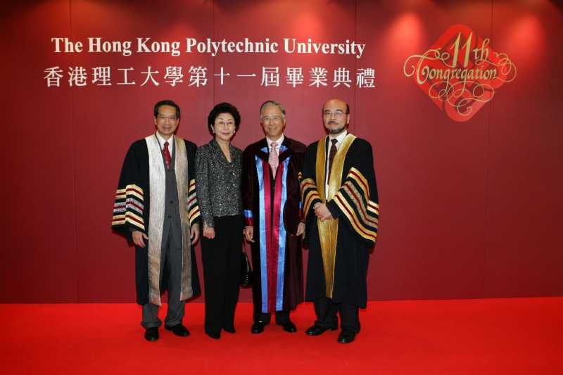 理大校董會主席羅仲榮先生(右)、校長潘宗光教授(左)與方鏗伉儷合照。
