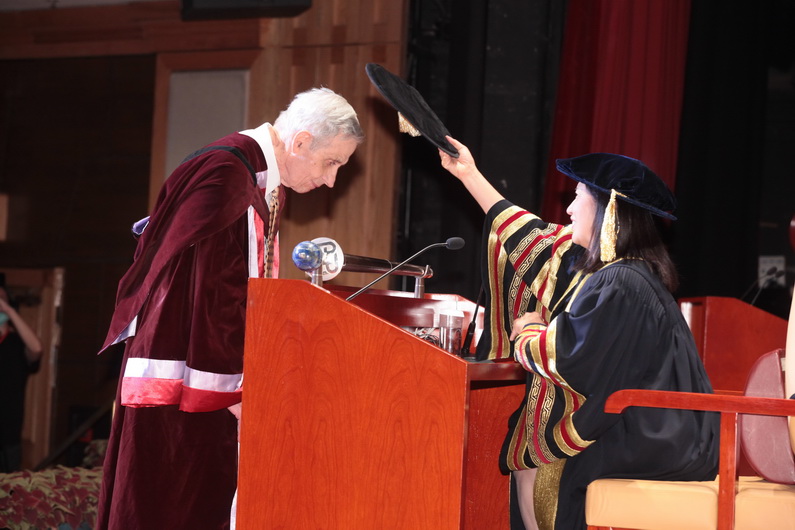 約翰‧納殊教授獲理大頒授榮譽理學博士學位。