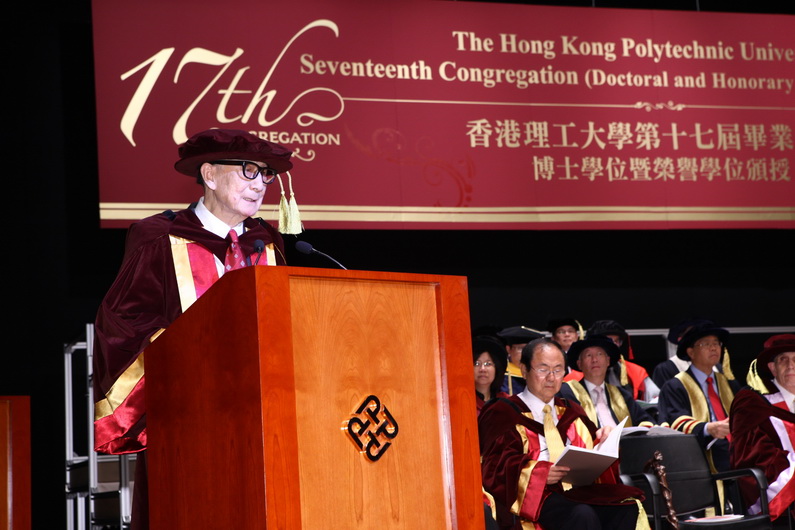 年屆九十五歲的理大校友伍永康博士成為最年長的榮譽博士學位領受人。
