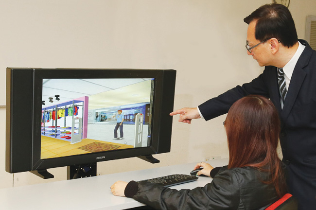 文教授指導使用者操作虛擬實境職業訓練系統 (VTVRS)，學習時裝店銷售員的基本技巧