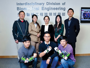 胡晓翎博士（后排中间）与来自生物医学工程跨领域学部、纺织及制衣学系及工业中心的研究团队