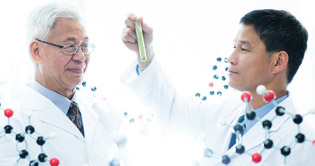 制药厂将可根据周铭祥教授(右)与陈德恒教授的发明，重新研制治疗乳癌的紫杉醇。