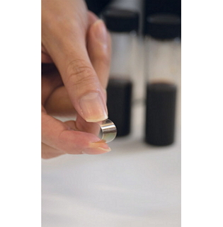 The MnO2 ink supercapacitor is small, light, thin and flexible.