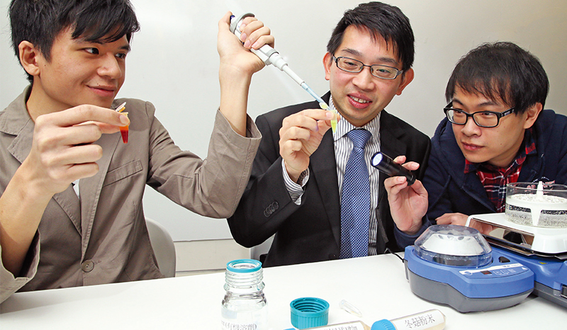 黃文健博士（中）及其研究團隊利用熒光探針測試食品的甲醛含量。