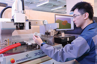 三维打印技术中心实验室设备完善，可让研究人员开发新的结构、物料、装置和传感器。