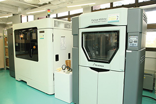 三维打印技术中心实验室设备完善，可让研究人员开发新的结构、物料、装置和传感器。