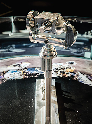 精密和輕巧的「相機指向機構系統」可拍攝月貌全景，並將清晰的影像傳送到地球。
