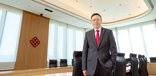 理大校長站在會議室