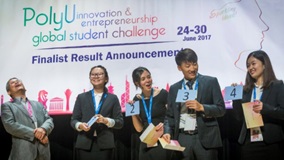 在台上向学生公布全球学生挑战赛决赛选手名单