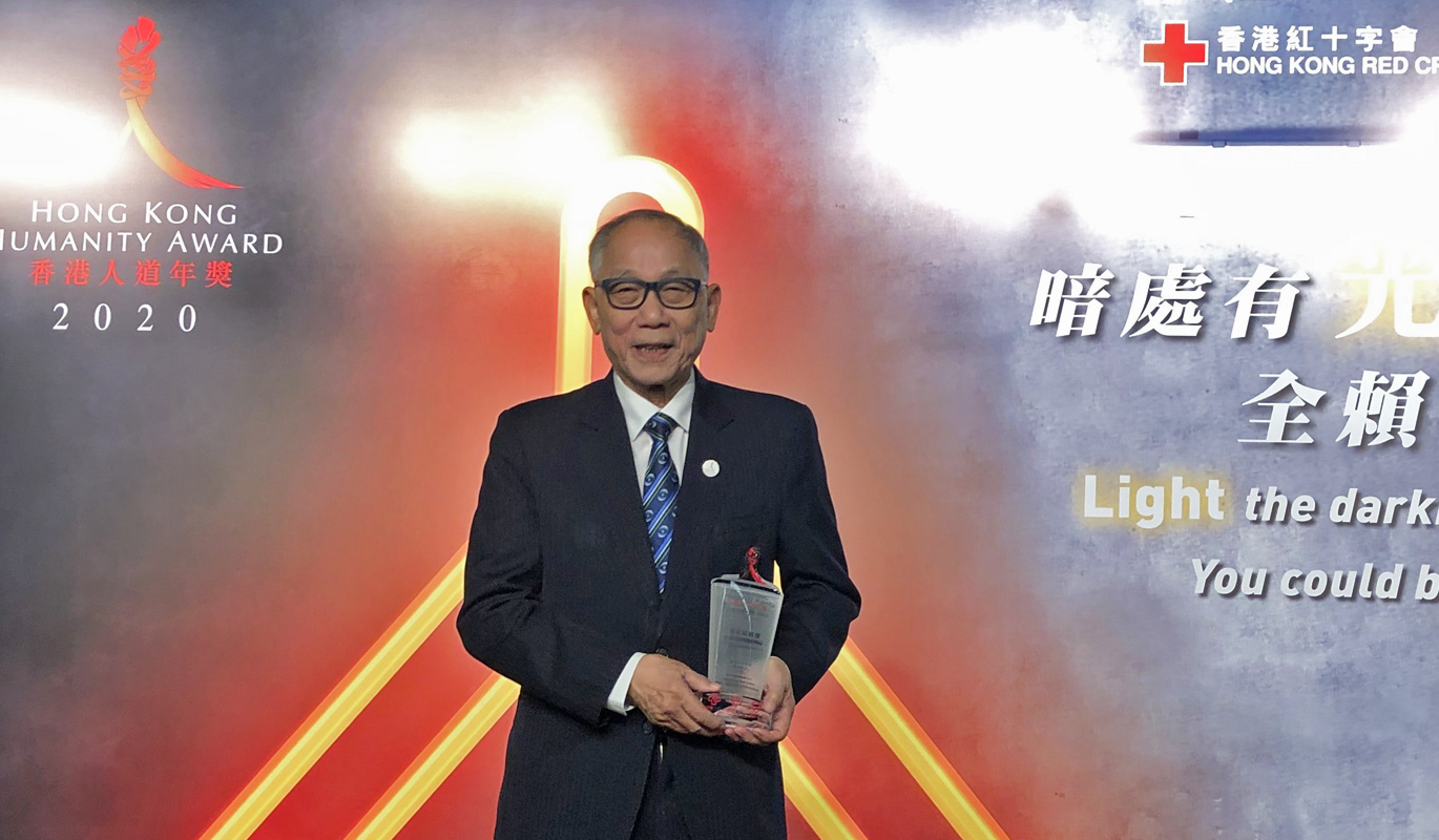 Prof George Woo receiving the award
