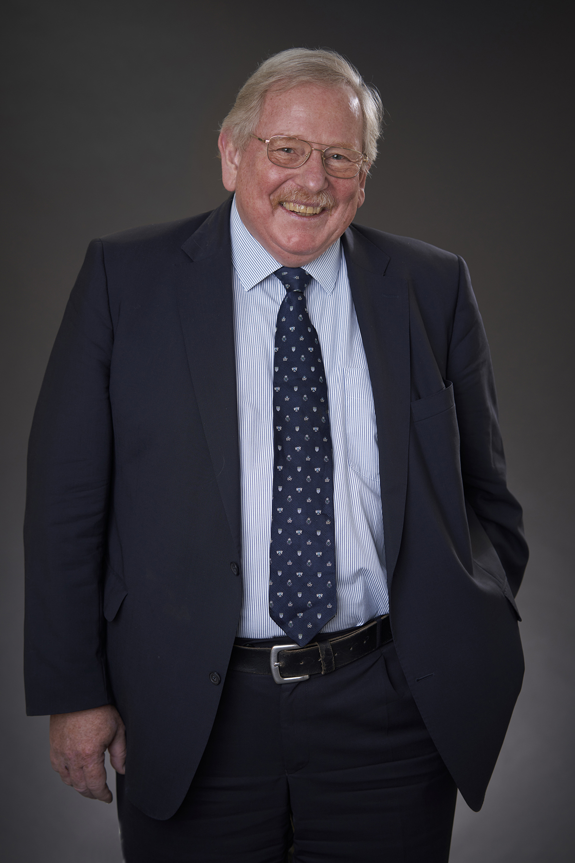 赖因哈德．根策尔教授