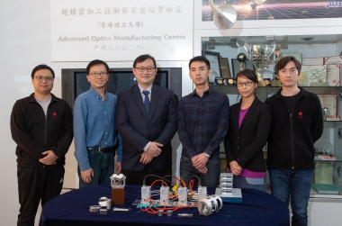 Ir Professor Benny Cheung and his team with the curvature-adaptive multi-jet freeform polishing system