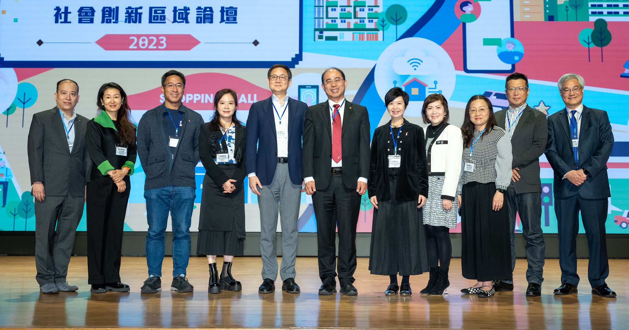 何永賢女士(右五)、司馬曉先生(左五)、黃永德教授(左六)、凌嘉勤教授(右一)及其他參與論壇的嘉賓聚首一堂。出席嘉賓包括:理大應用社會科學系系主任崔永康教授(左一)、PHA湃昂國際建築設計顧問有限公司創始人及設計董事徐子苹博士(左二)、香港鐵路有限公司全球創新科技生態系統主管蘇頌禮先生(左三)、香港大學城市規劃及設計系系主任何深靜教授(左四)、香港基督教服務處總幹事翟冬青女士(右四)、香港小童群益會助理總幹事馬若儂女士(右三)及深圳市城市交通規劃設計研究中心景觀設計院院長程智鵬先生(右二)。
