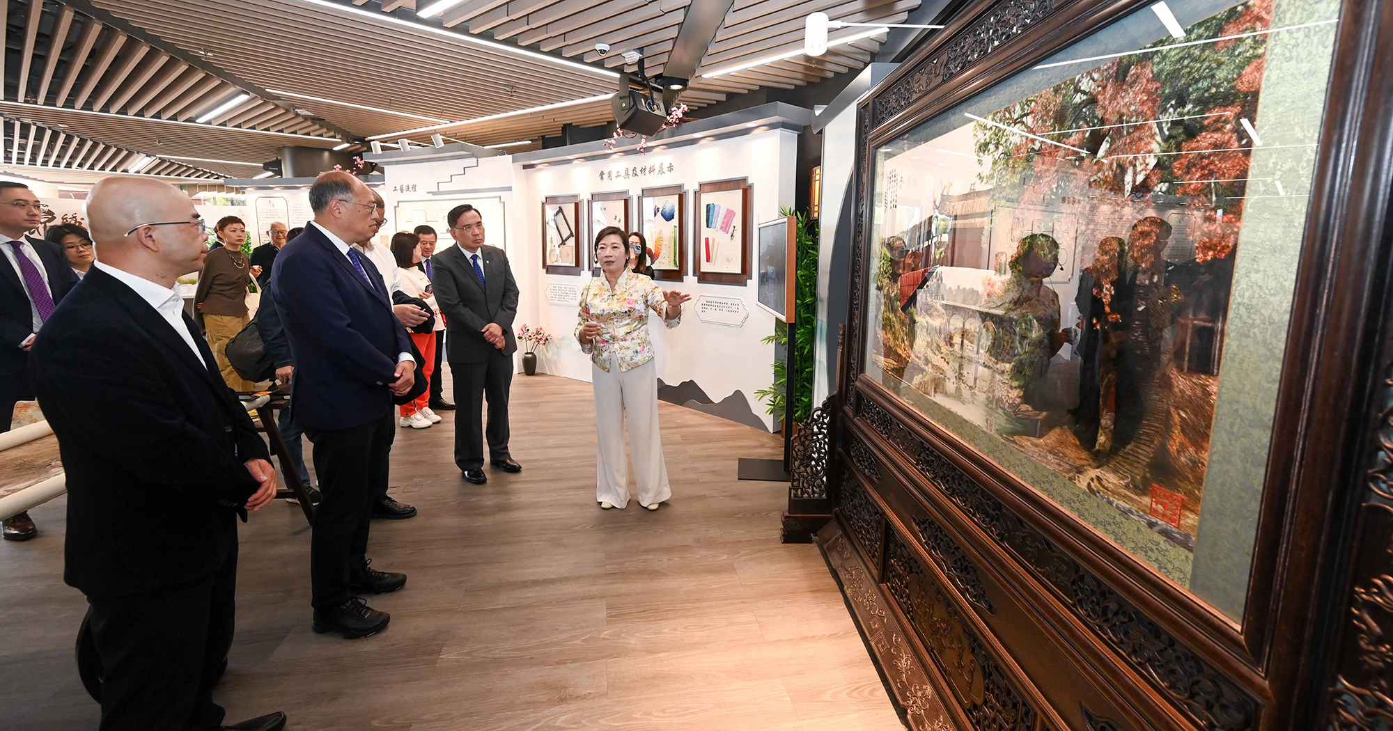 Ms Zou Shengzhu, Senior Arts and Crafts Artiest of Zhejiang Industry and Trade Vocational College and Zhejiang Arts and Crafts Master, introduced the Ou embroidery exhibits in a guided tour.