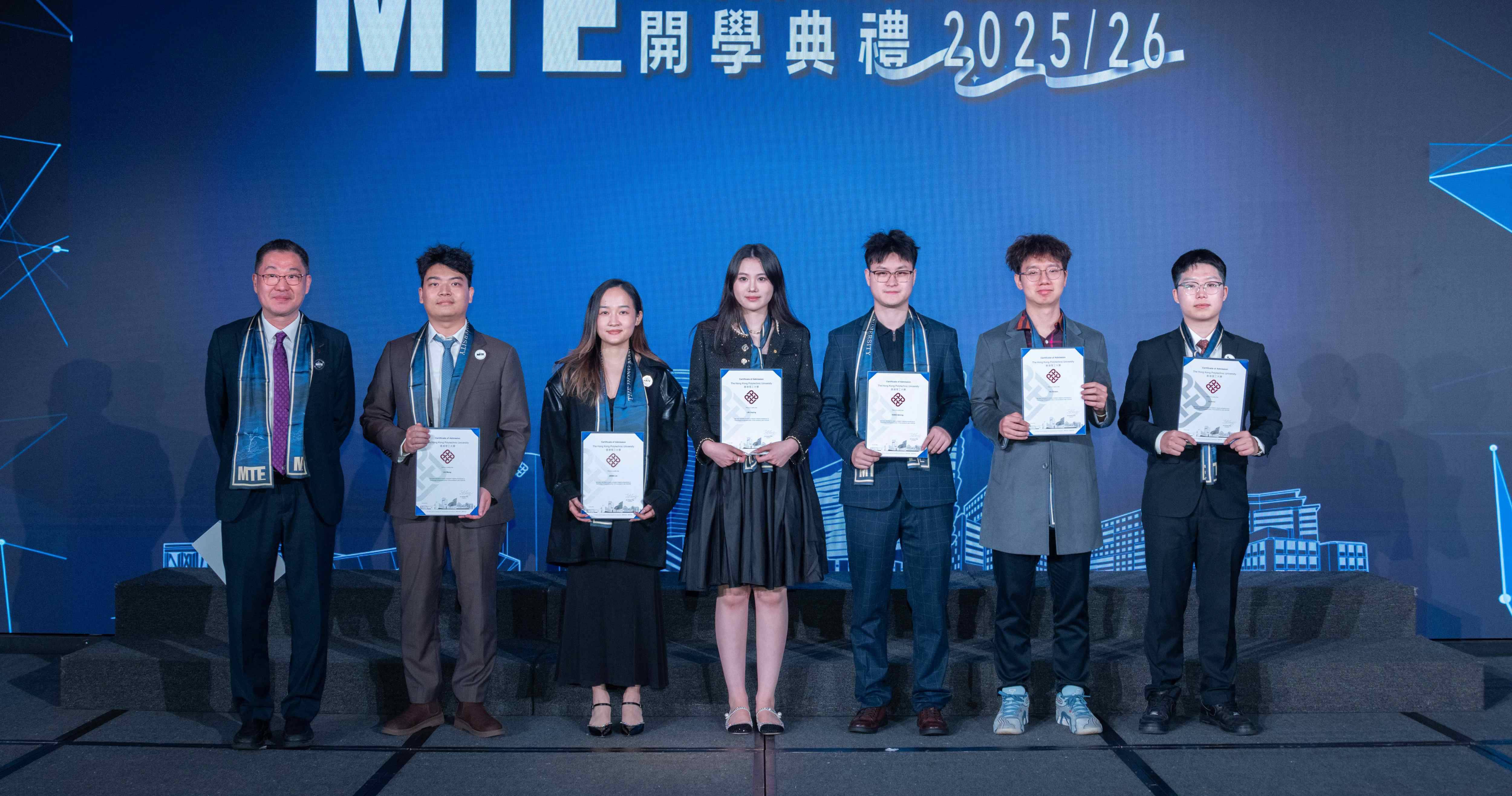 何明光教授（左一）向首届MTE课程学生颁发入学证书。