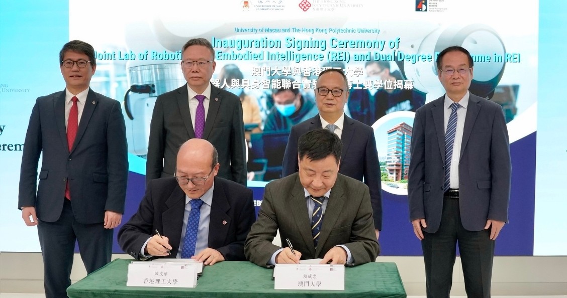 Witnessed by Prof. Jin-Guang Teng, PolyU President (back row, 2nd from left), Prof. Yonghua Song, UM Rector (back row, 2nd from right), Prof. Christopher Chao, PolyU Senior Vice President (Research and Innovation) (back row, 1st from left), and Prof. Wei Ge, UM Vice Rector (Research) (back from,1st from right), the Joint Laboratory Agreement was signed by Prof. Wen-Hua Chen, Interim Head of the PolyU Department of Aeronautical and Aviation Engineering (front row, left), and Prof. Cheng-Zhong Xu, Dean of the UM Faculty of Science and Technology (front row, right).
