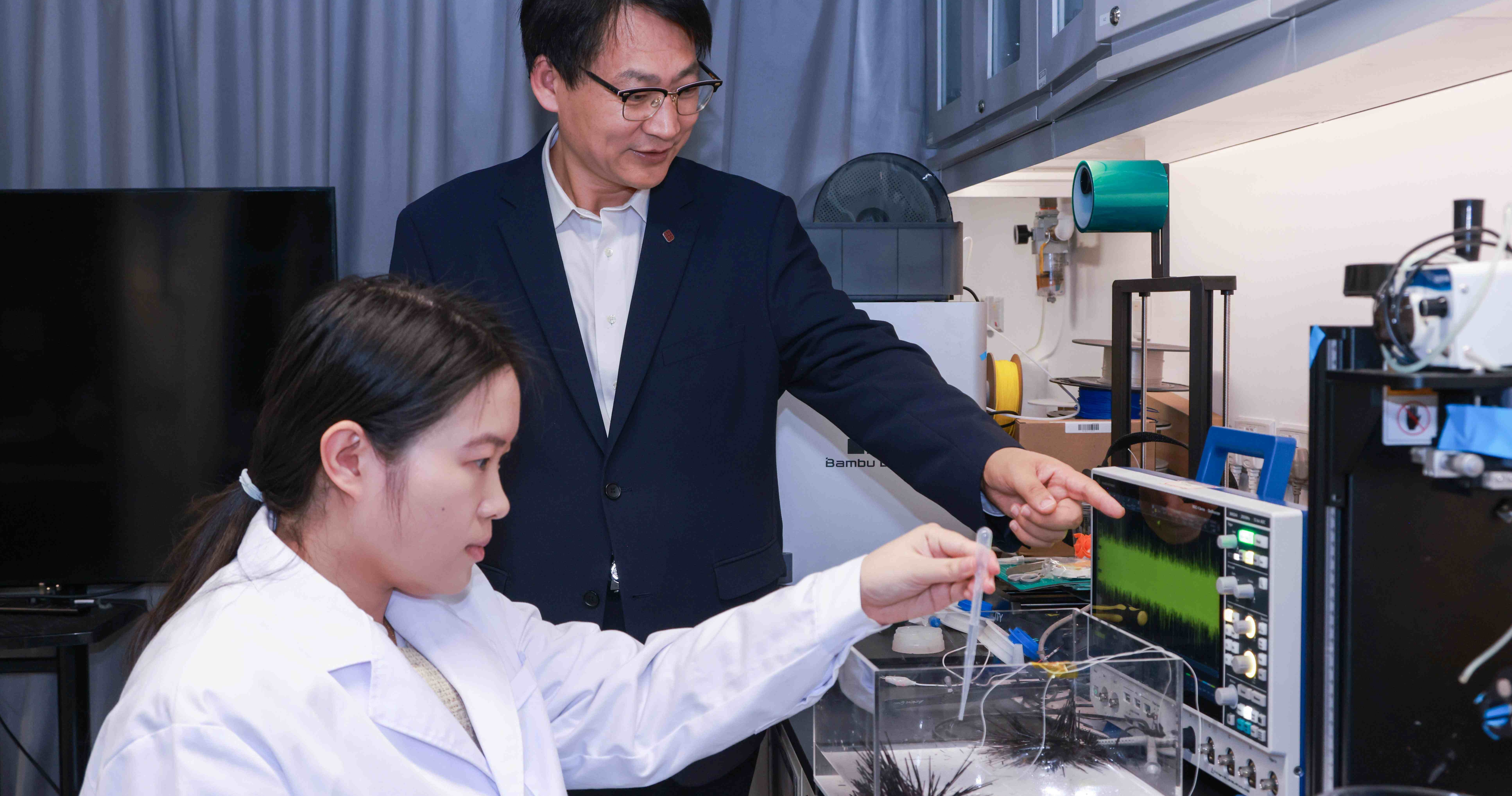 The researchers observed that when a seawater droplet strikes the tip of a spine, the spine rotates rapidly. Electrical measurements revealed that the droplet simulation produced a voltage of about 100 millivolts inside the spine.