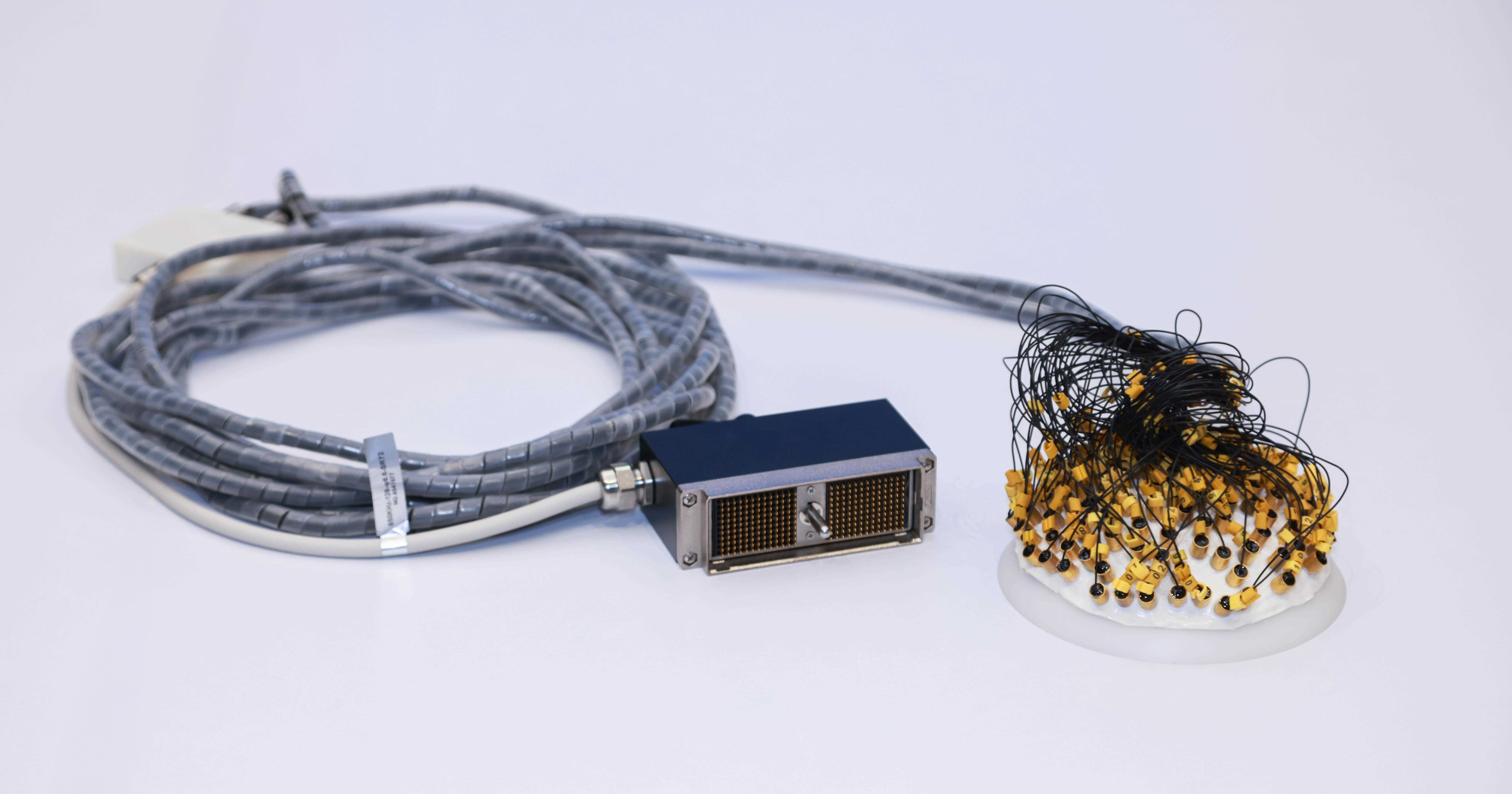 研究團隊透過理大自主研發的頭盔狀裝置，運用超聲波調控大腦細胞，以改善柏金遜症的症狀，實現無創治療。