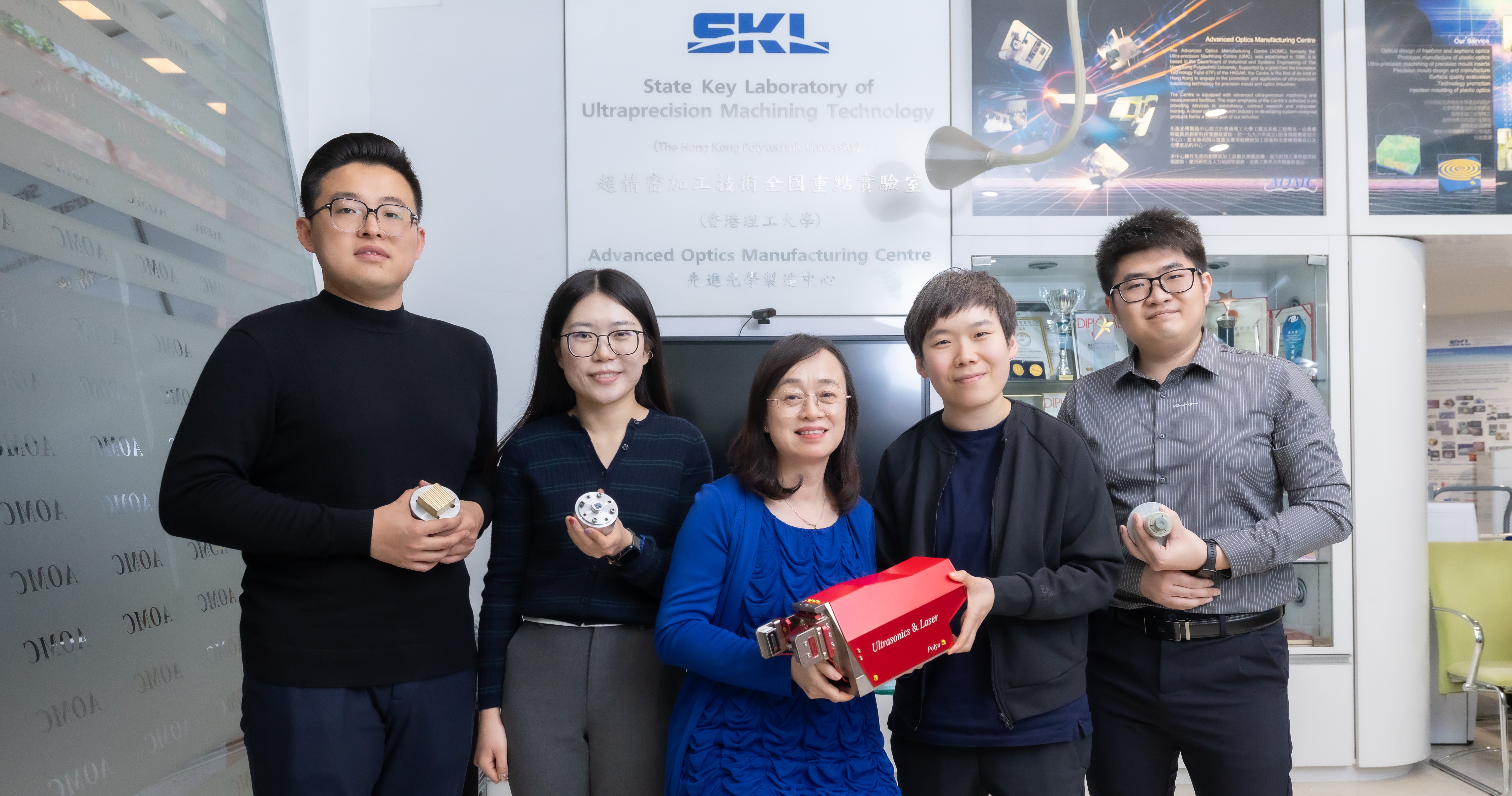 杜教授（中）及其研究团队计划未来探索更多不同能量场的协同组合，为新一代高性能材料的制造提供更丰富且可靠的技术途径。