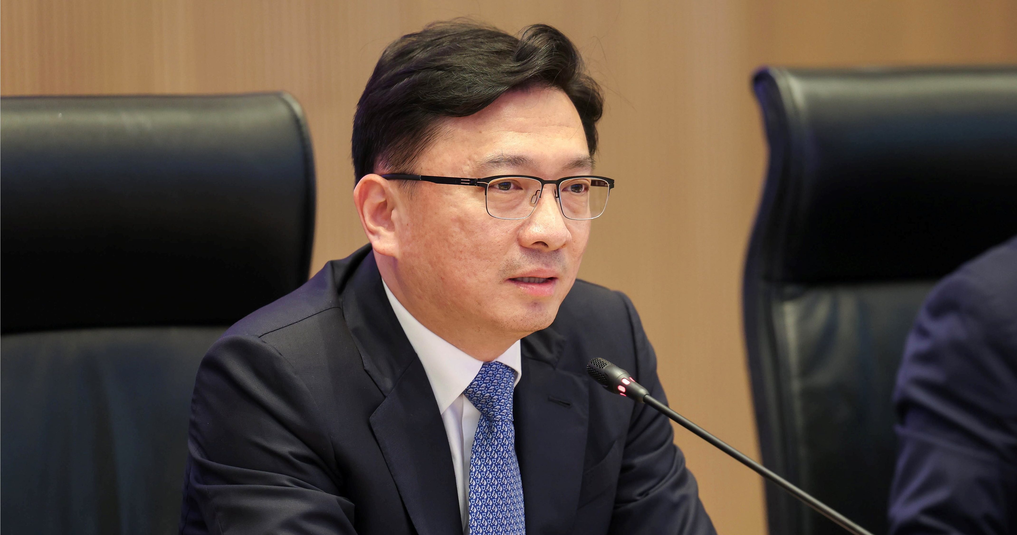 王明元书记表示，希望把理大的技术优势、人才优势、创新优势转化落地到晋江的科技创新和产业创新深度融合，为其正在深入开展的「企业家+科学家」融合创新赋予更多能量和动力。