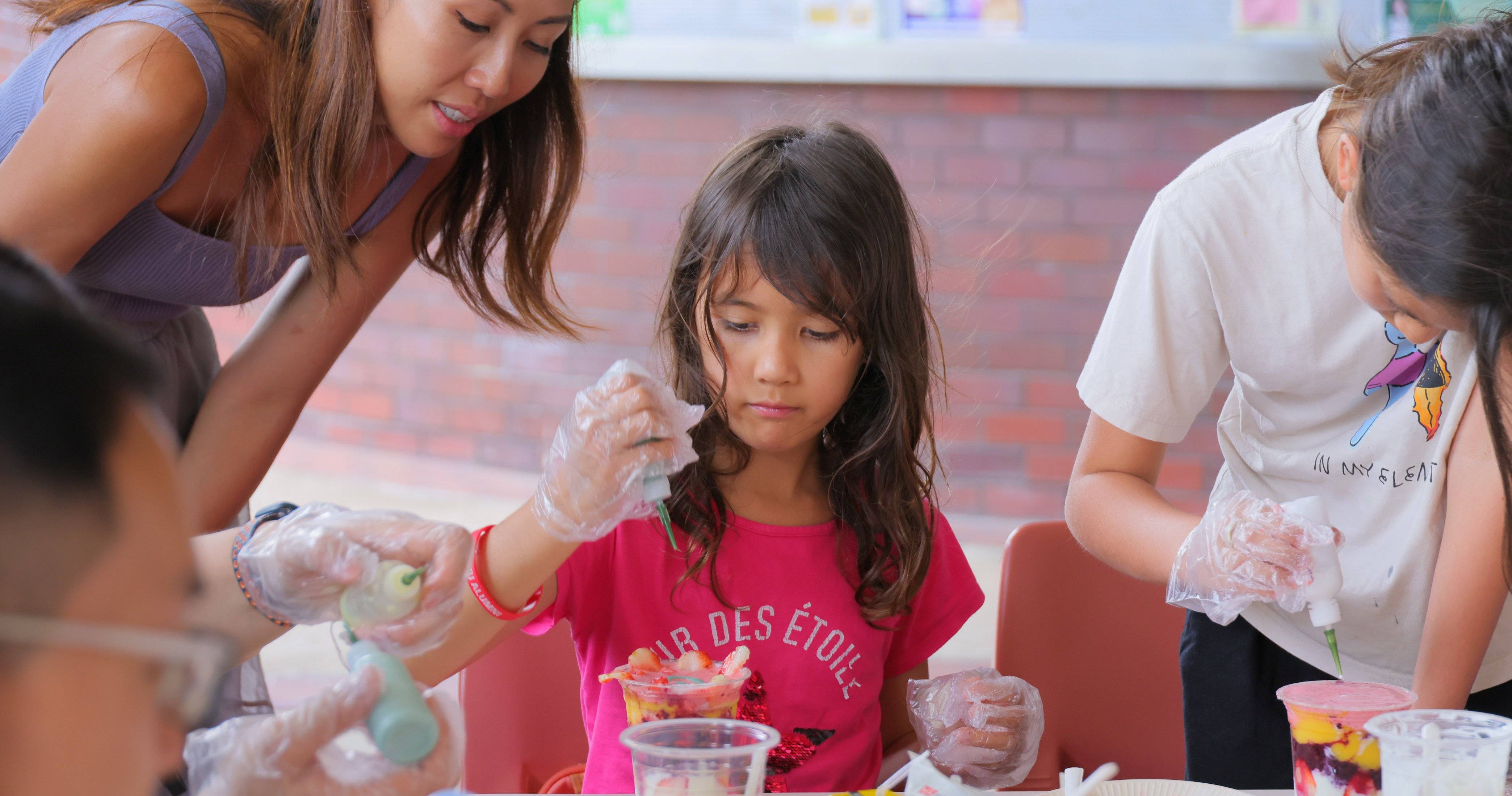 由校友主持的文艺活动广受欢迎，参加者享受创作时光。