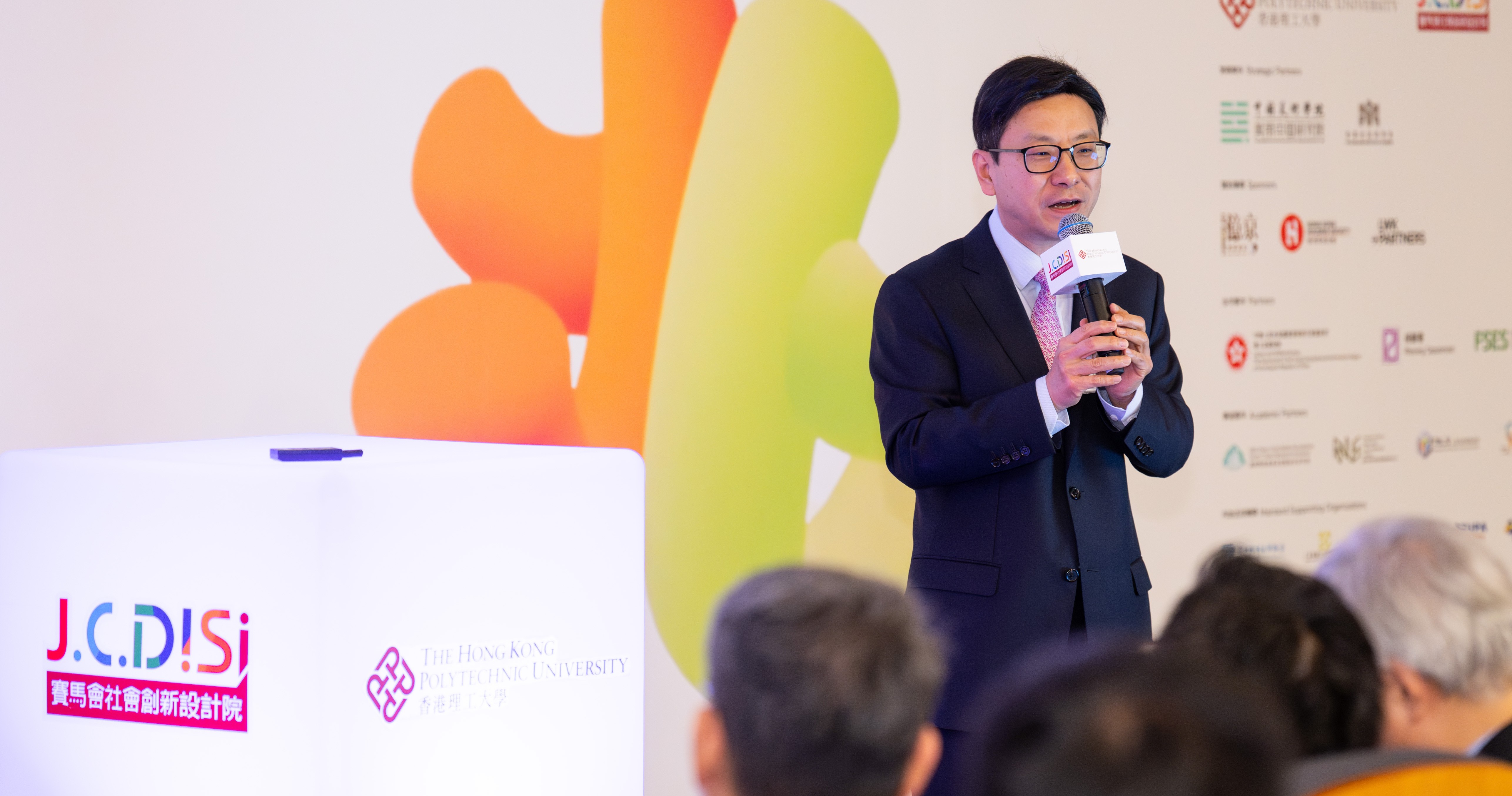 香港特區政府勞工及福利局局長孫玉菡先生發表主題演講。