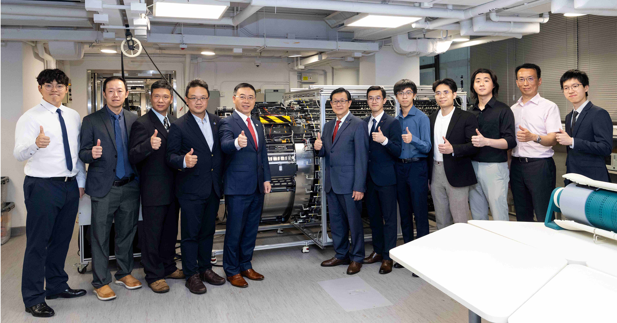 理大科研團隊與中華電力工程團隊共同研發一款專為相關發電機特定結構而設計、僅厚36毫米的「發電機檢測機械人」，有效提升檢查效率，並優化長遠的維修保養安排。