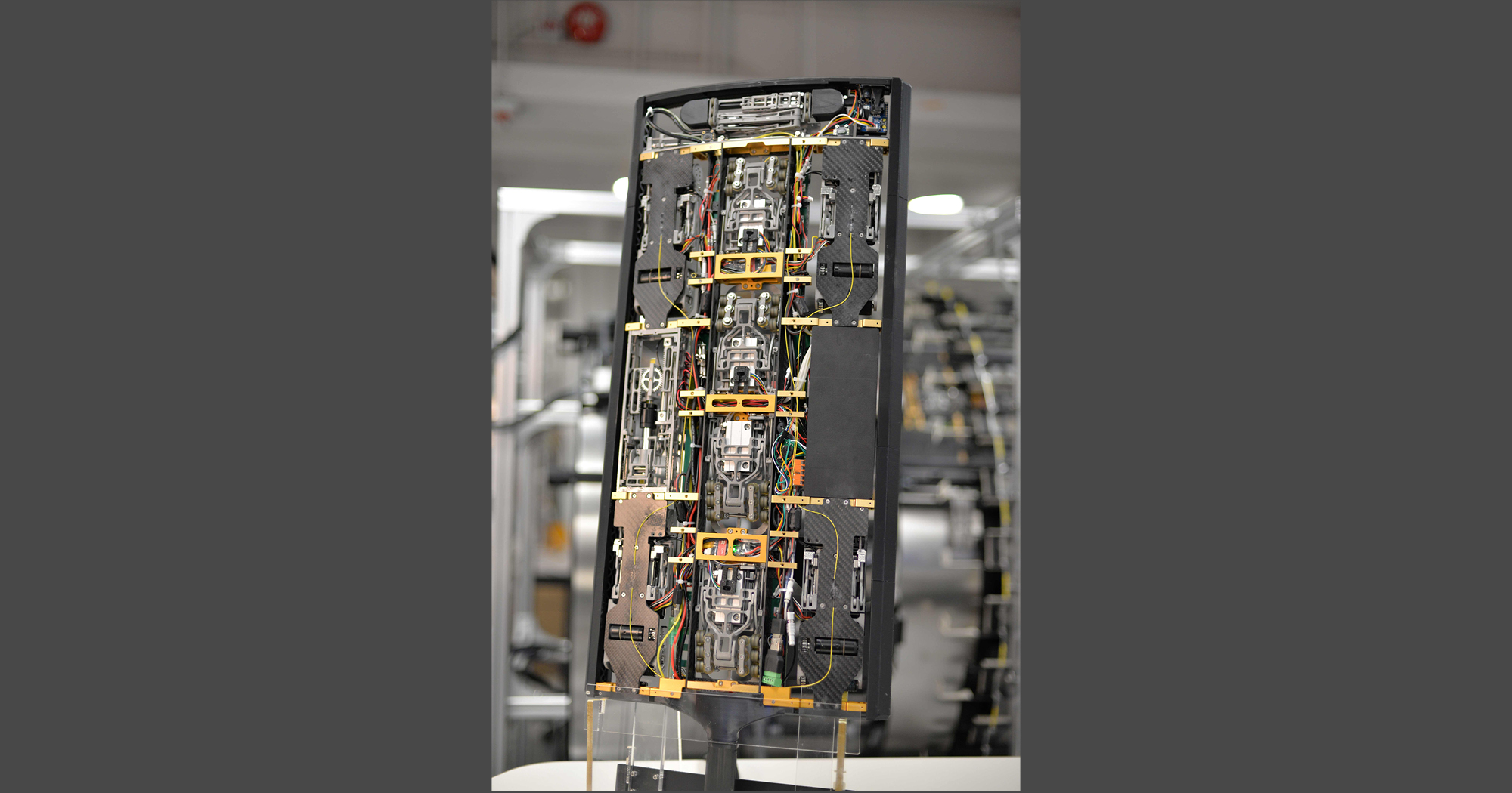 理大科研團隊與中華電力工程團隊共同研發一款專為相關發電機特定結構而設計、僅厚36毫米的「發電機檢測機械人」，有效提升檢查效率，並優化長遠的維修保養安排。