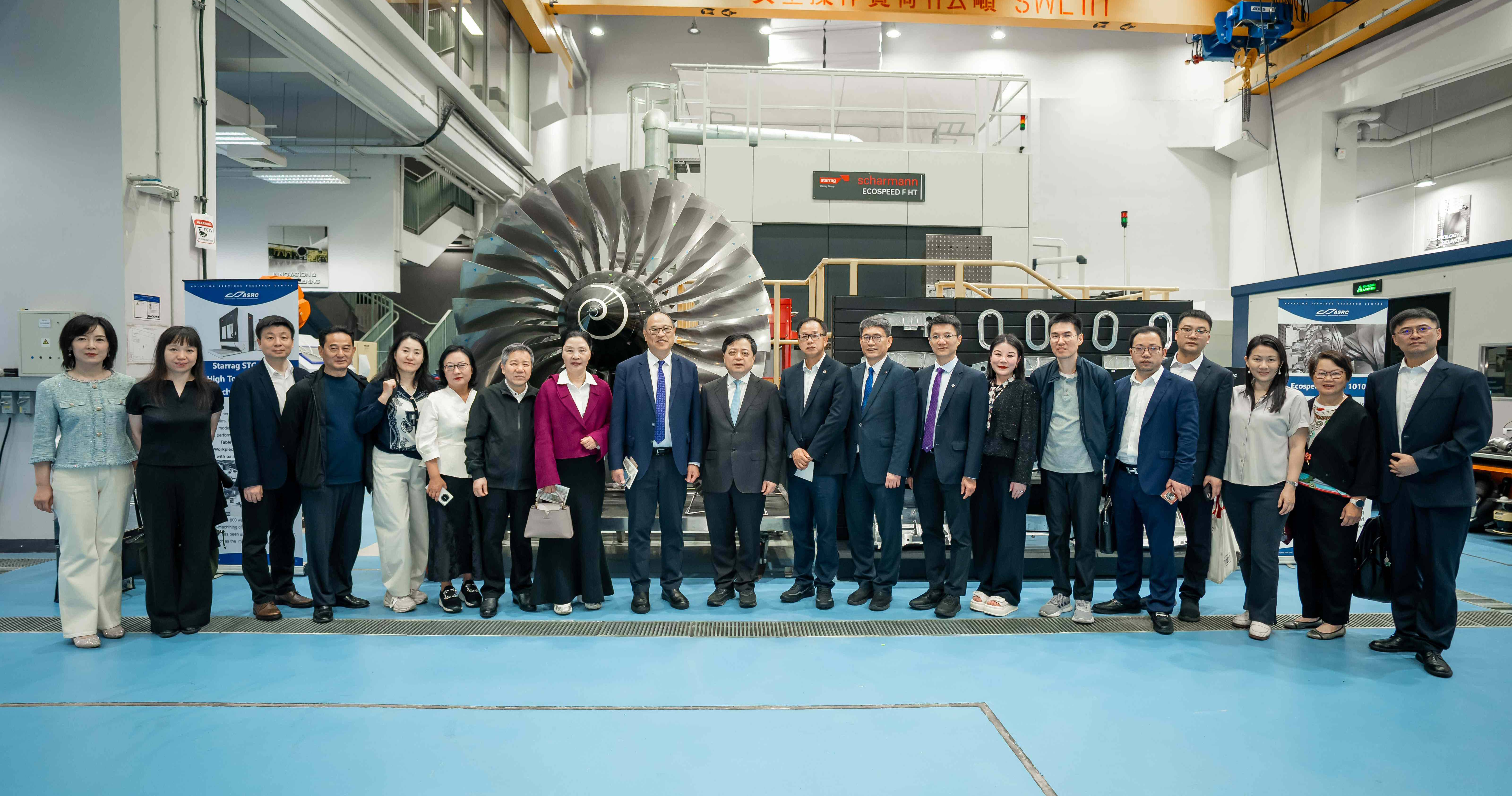 理大校董會主席林大輝博士（左九）與高級副校長（研究及創新）趙汝恒教授（右九）、副校長（知識轉移）鄭子劍教授（右八）、及校方高層，陪同正泰集團董事長南存輝先生（左十）及代表團參觀理大航空服務研究中心。