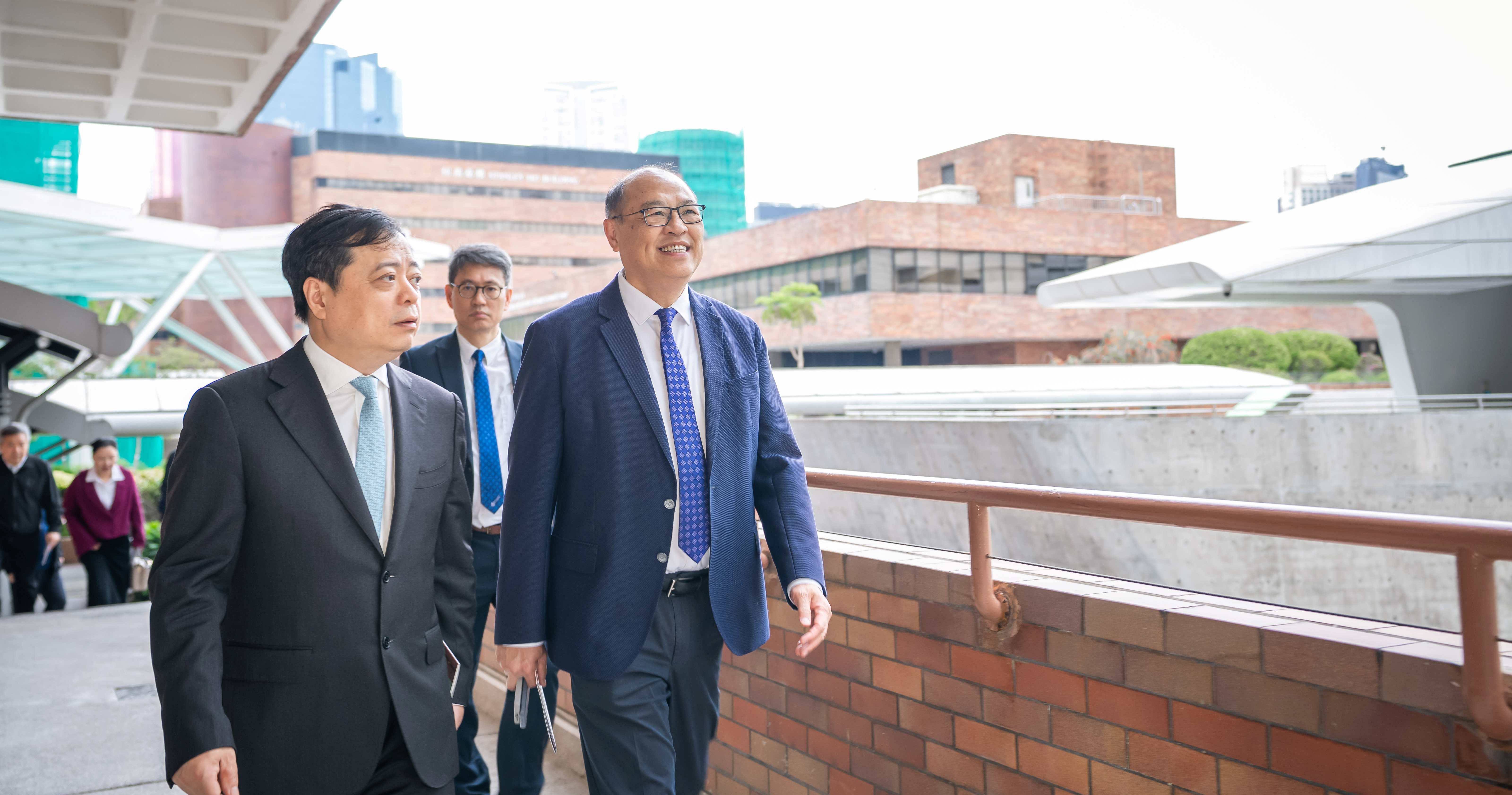 理大校董會主席林大輝博士（右）陪同正泰集團董事長南存輝先生（左）及代表團參觀理大校園，瞭解學校學科建設、科研創新佈局情況。
