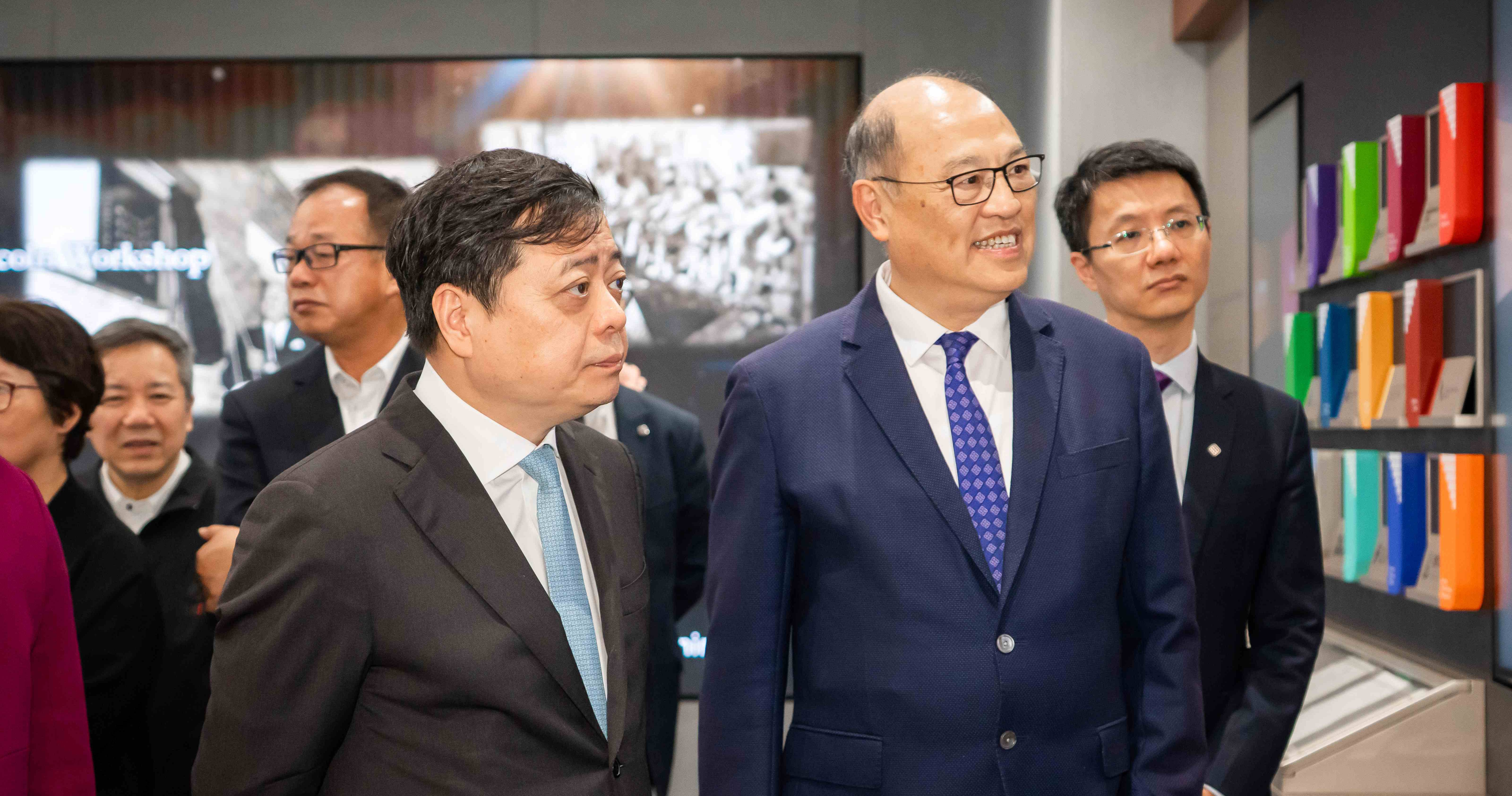 理大校董會主席林大輝博士（右）陪同正泰集團董事長南存輝先生（左）及代表團參觀理大校園，深化校企資源對接，推動產學研協同。