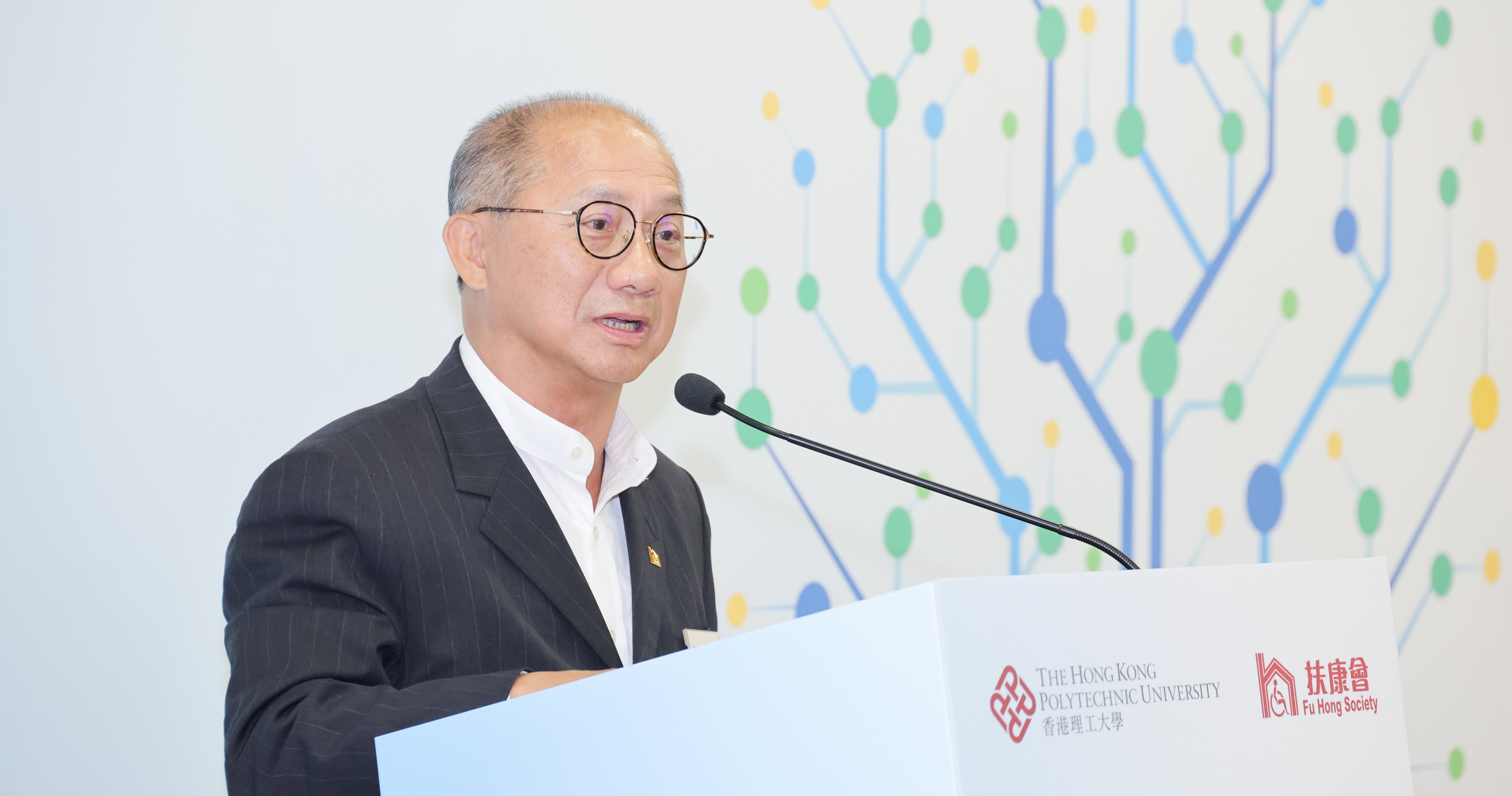 叶恩明医生分享，共融创新中心将理大专业的科研技术，融合扶康会多年的前线实践经验，彻底打破过往单向『接受服务』的概念，让残疾人士跻身于『创造者』的行列，促进他们回馈社会。