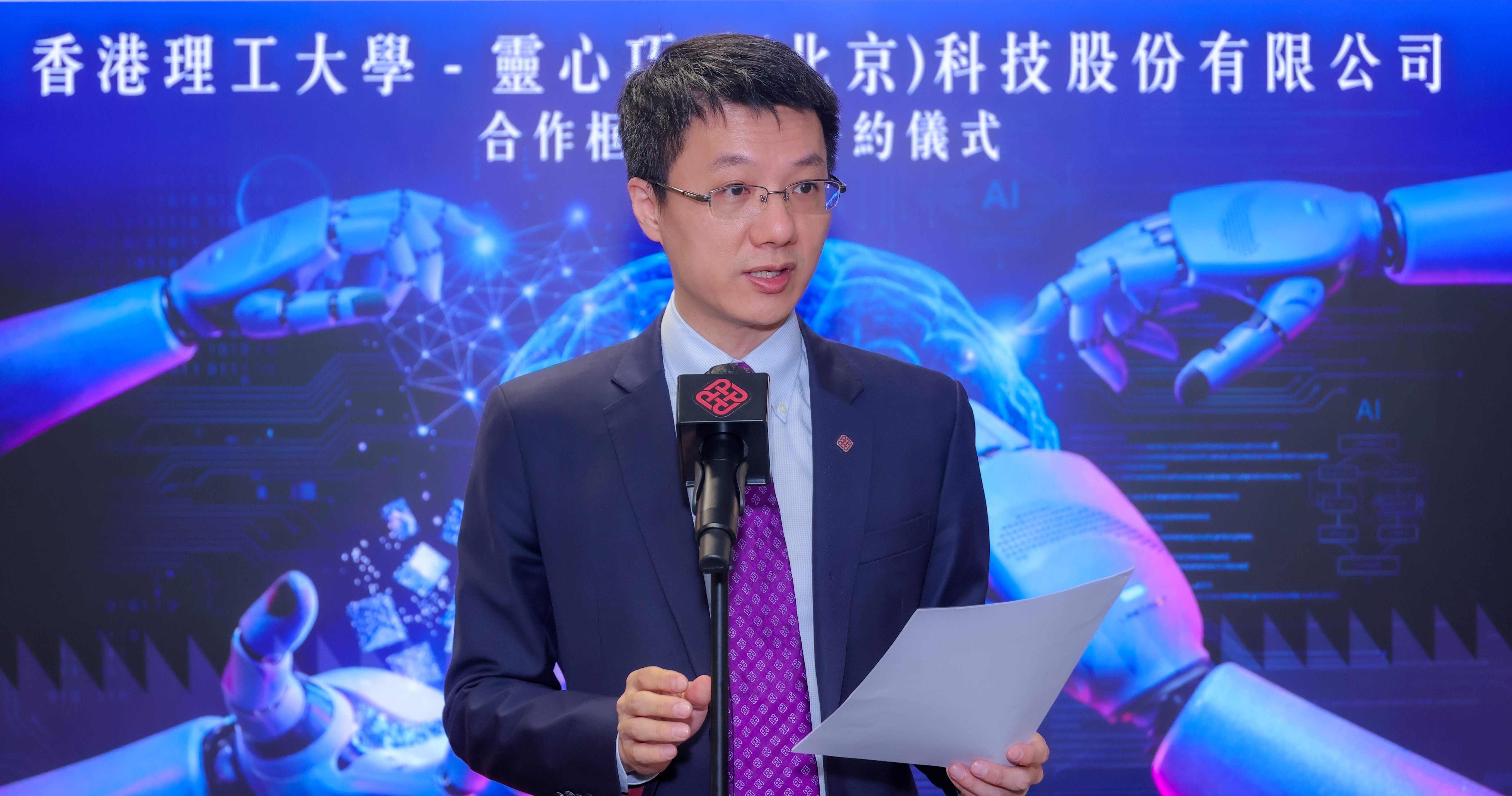 Prof. Zheng Zijian said that the collaboration would capitalise on PolyU’s robust research strengths in AI, materials science and sensing technologies, together with Linkerbot’s specialised expertise in dexterous robotic hardware and real-world commercial deployment, to overcome technical bottlenecks in embodied intelligence.