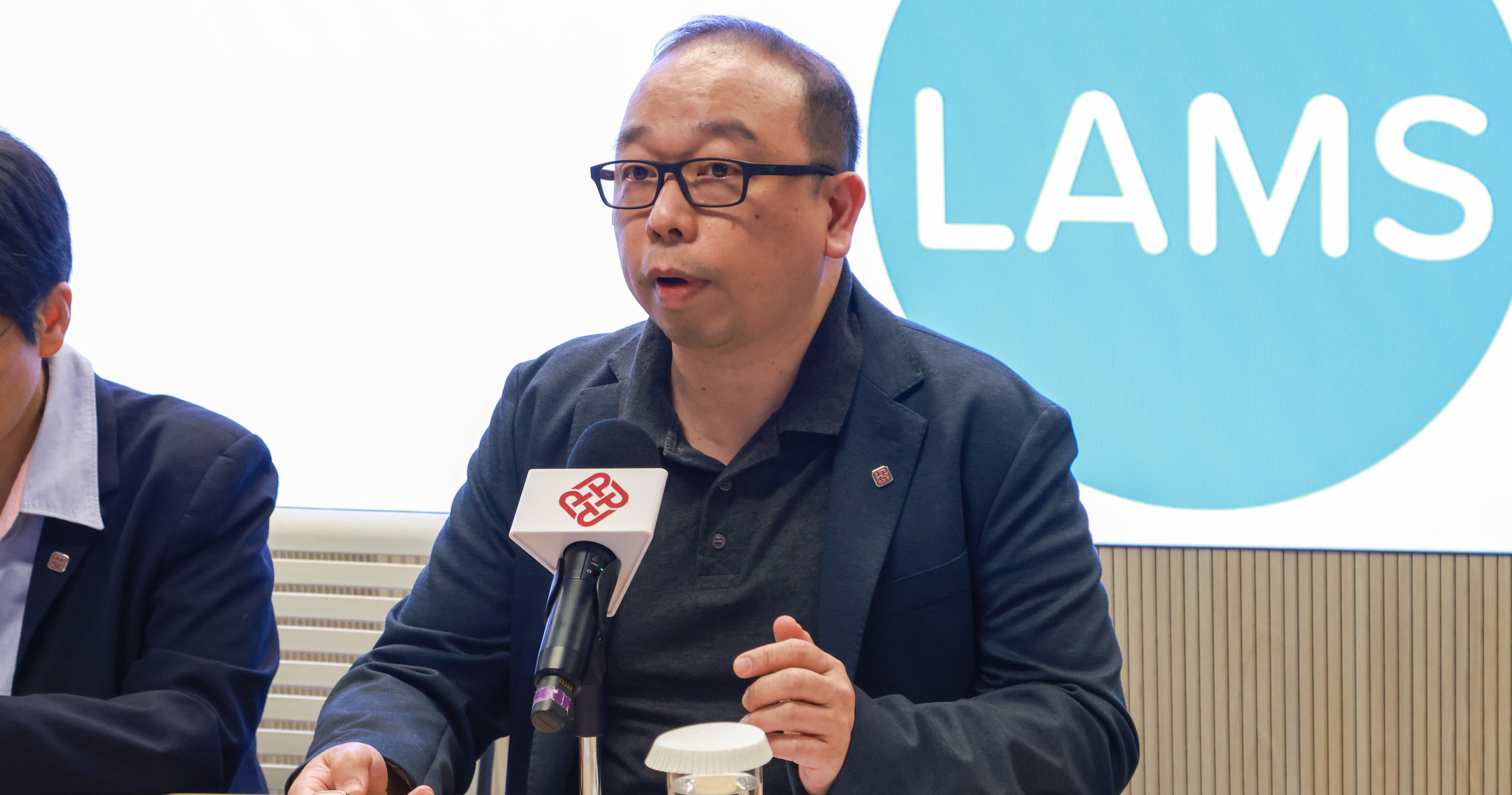 理大醫療科技及資訊學系副教授王志明教授領導的「人工智能驅動學習活動管理系統（LAMS）」，為每位學生提供個人化學習路徑，透過人工智能推送特定內容、提供實時分析及自動化反饋，有效提升學生學習投入度與成效。