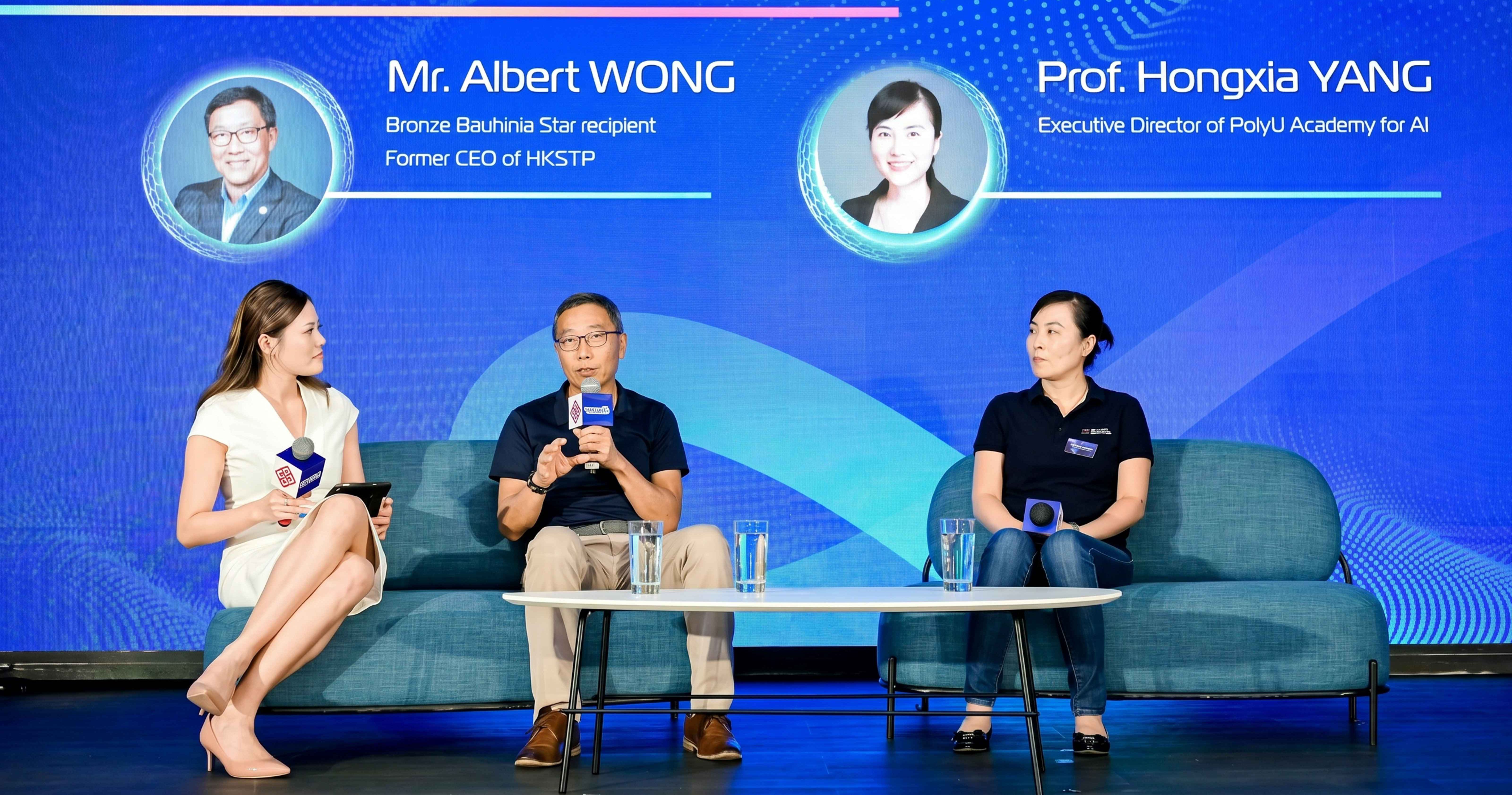 香港科技園公司前行政總裁黃克強先生（中）與理大計算機及數學科學學院副院長（環球事務）、人工智能高等研究院執行院長兼生成式人工智能講座教授楊紅霞教授（右）開展深度對談。