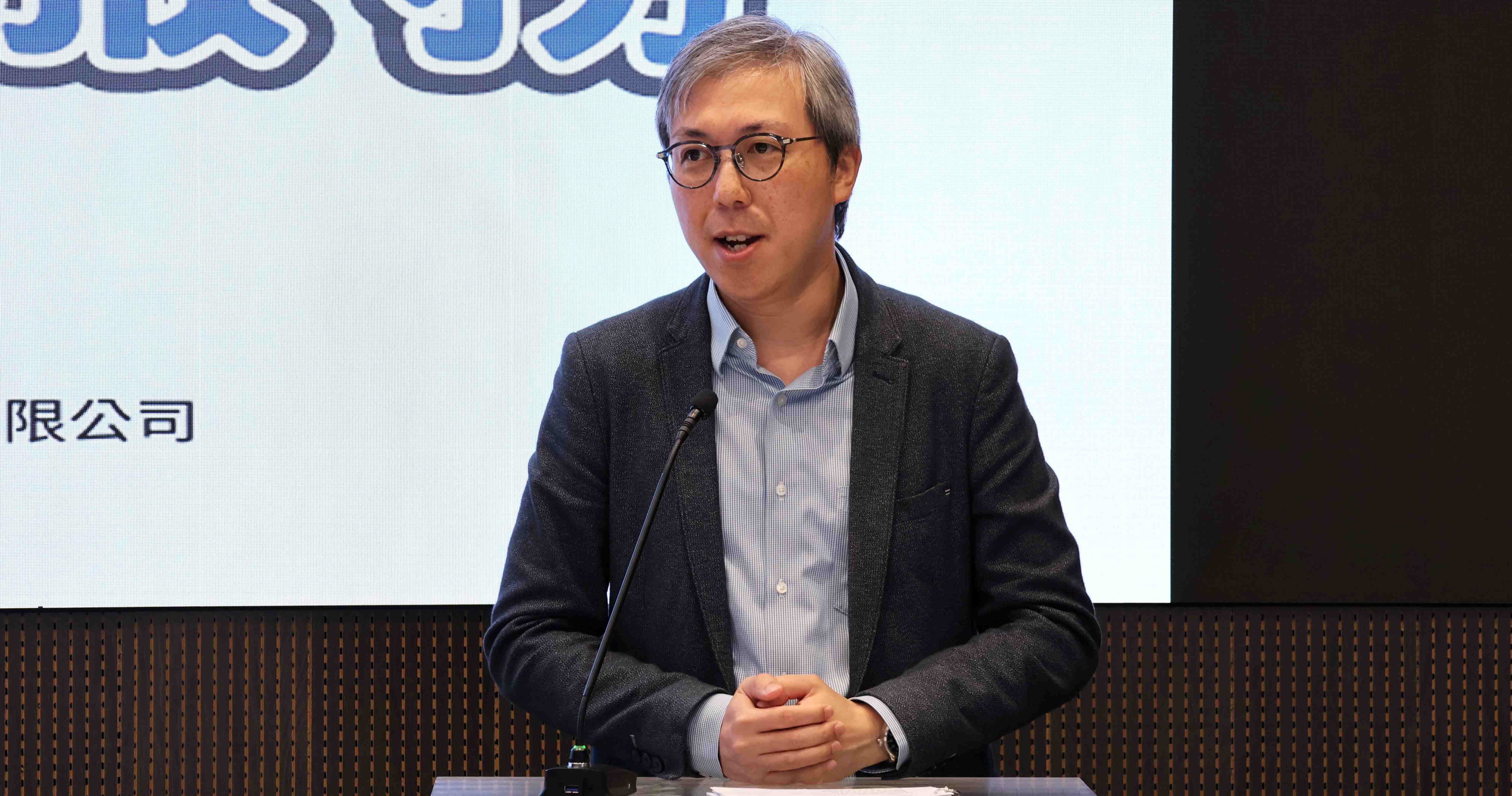 梁振康先生介紹了關護長者協會的「60+聽覺護理服務」。