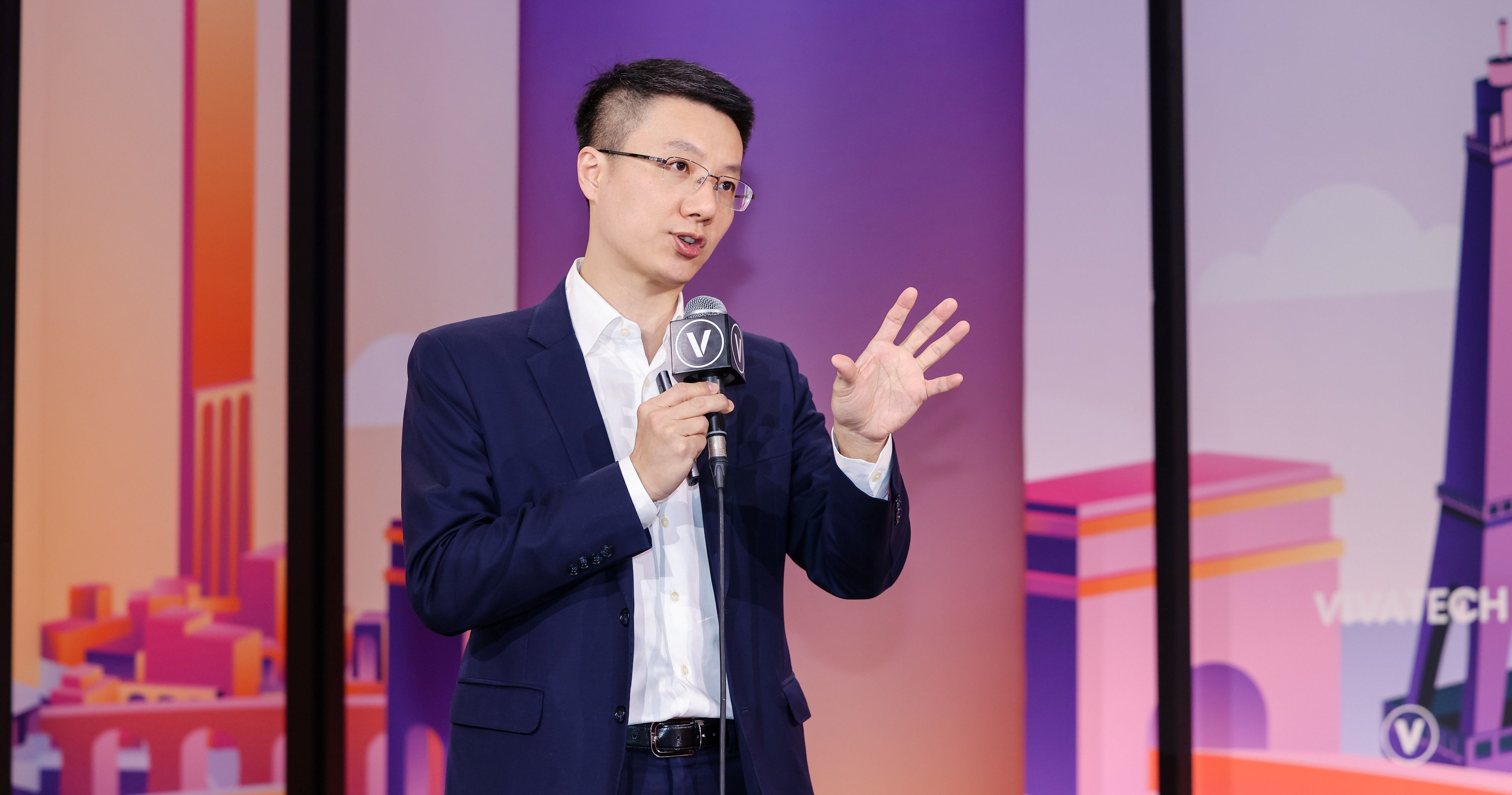 在主題演講環節，鄭子劍教授就香港作為領先人工智能樞紐如何擴大創新發展，分享其真知灼見，並闡述理大如何能全面結合大學前沿科研成果、內地雄厚產業實力及龐大市場，締造實際社會效益。