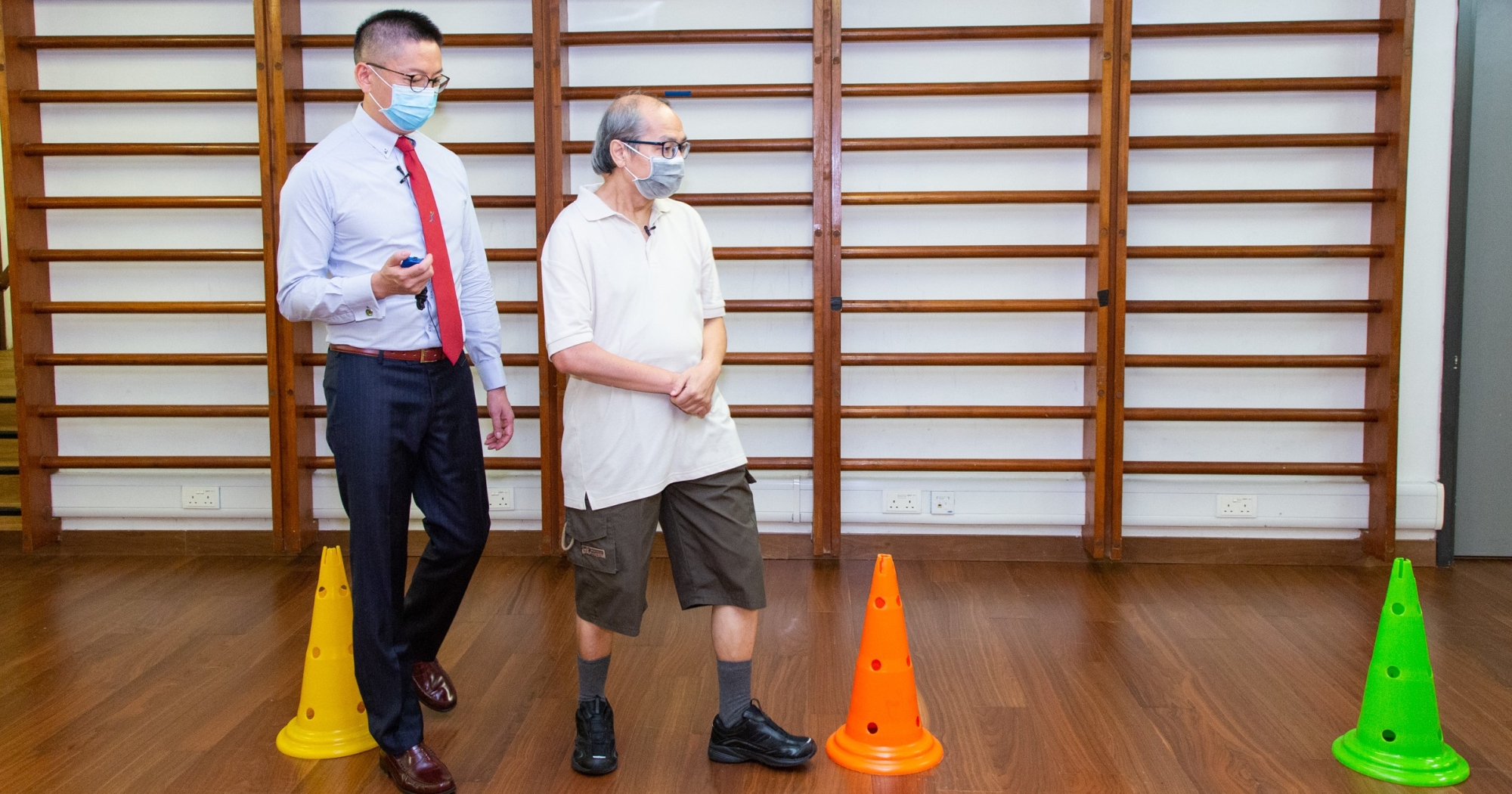 The participants were assessed on two environmental conditions, namely walking on flat ground and navigating obstacles, while they simultaneously performed various cognitive tasks.