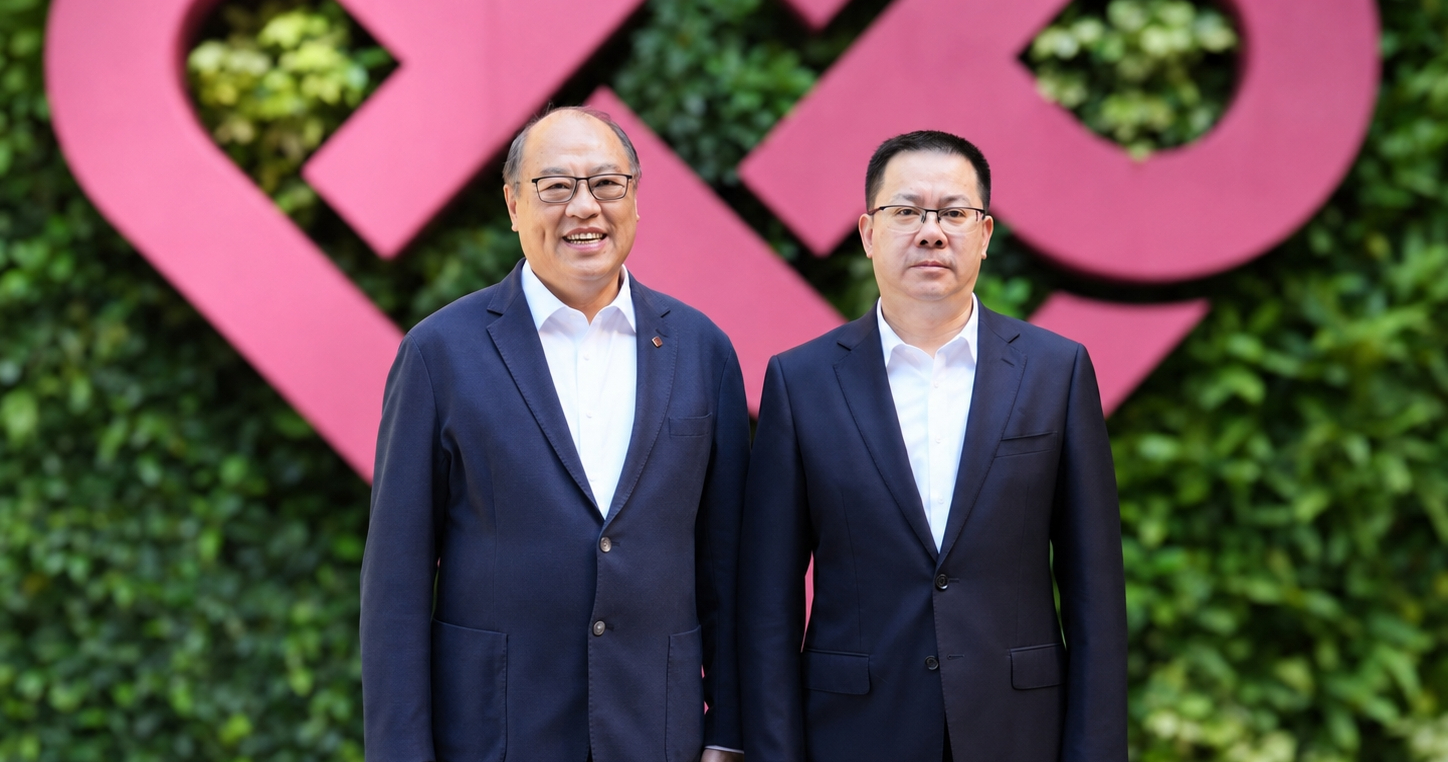 理大校董會主席林大輝博士（左）與浙江省金華市副市長、義烏市委副書記、市長溫建飛先生（右）合影。