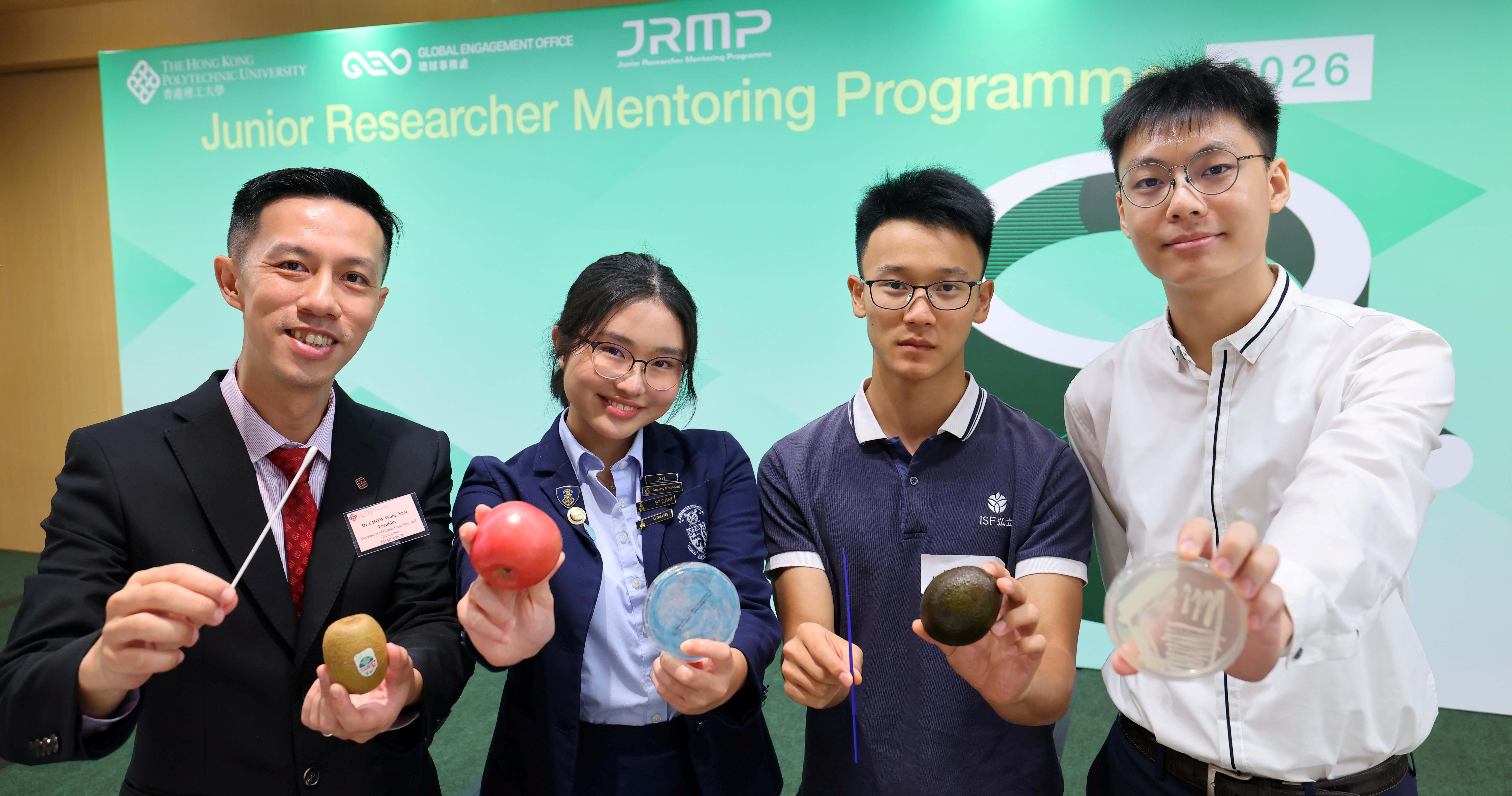 來自哈羅香港國際學校及弘立書院的學生，在理大醫療科技及資訊學系助理教授（研究）周弘毅博士（左一）及博士研究生侯栢廷先生（右一）指導下，完成了「以『同一健康』理念探討香港水果外皮中的耐藥性真菌」的專題研究