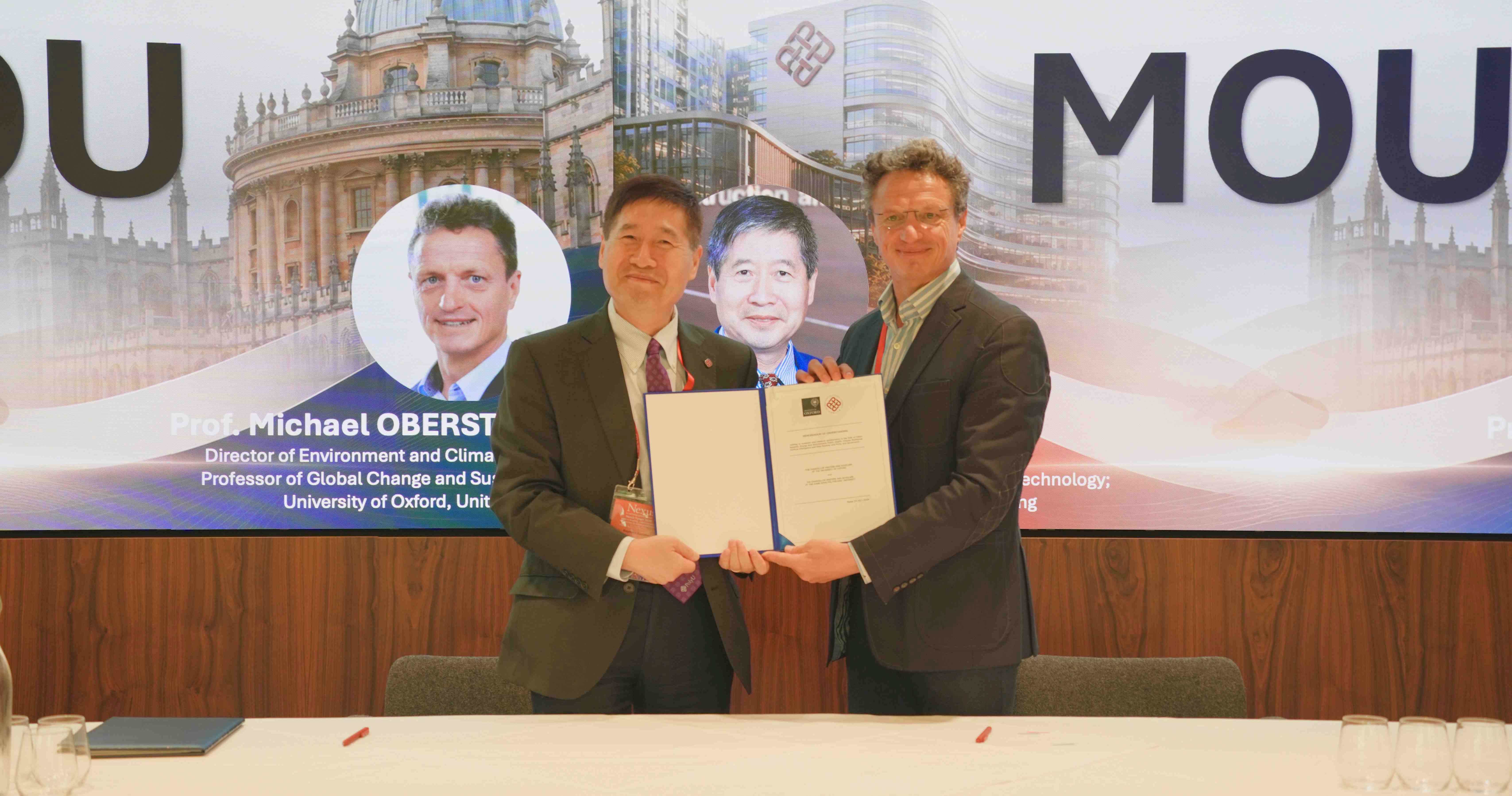 理大建設及環境學院院長兼環境科學與科技講座教授李向東教授（左），以及牛津大學環境變化研究院院長、全球變遷與可持續發展教授兼Nexus編輯Michael Obersteiner教授（右）簽署合作諒解備忘錄，促進兩校的學術及科研合作。