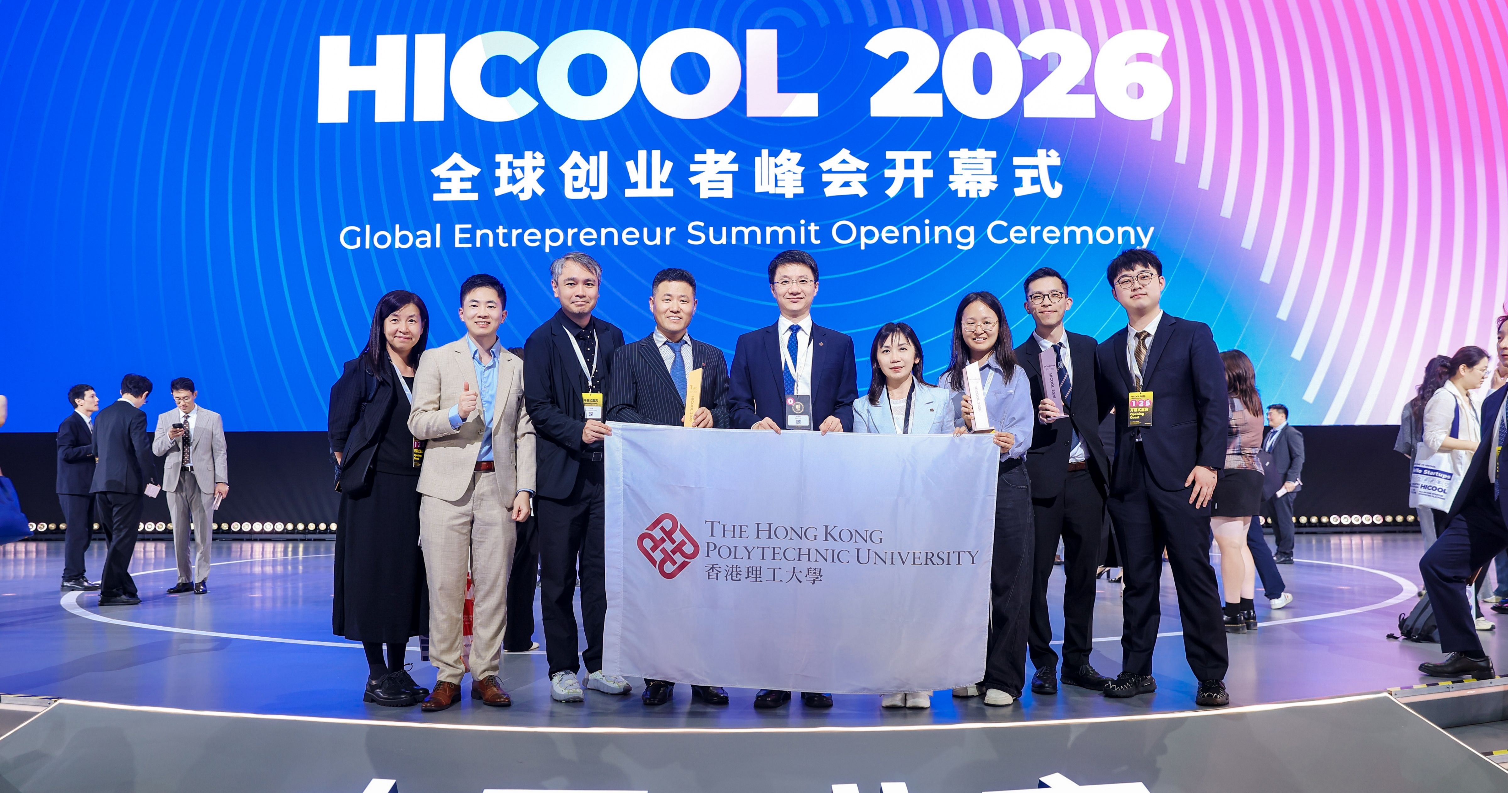 理大初創企業於HICOOL 2026 全球創業者峰會暨創業大賽奪得一項最高榮譽一等奬及三項優勝奬，創下歷年最佳成績。理大副校長（知識移轉）鄭子劍教授（中）與各得獎團隊代表合照。