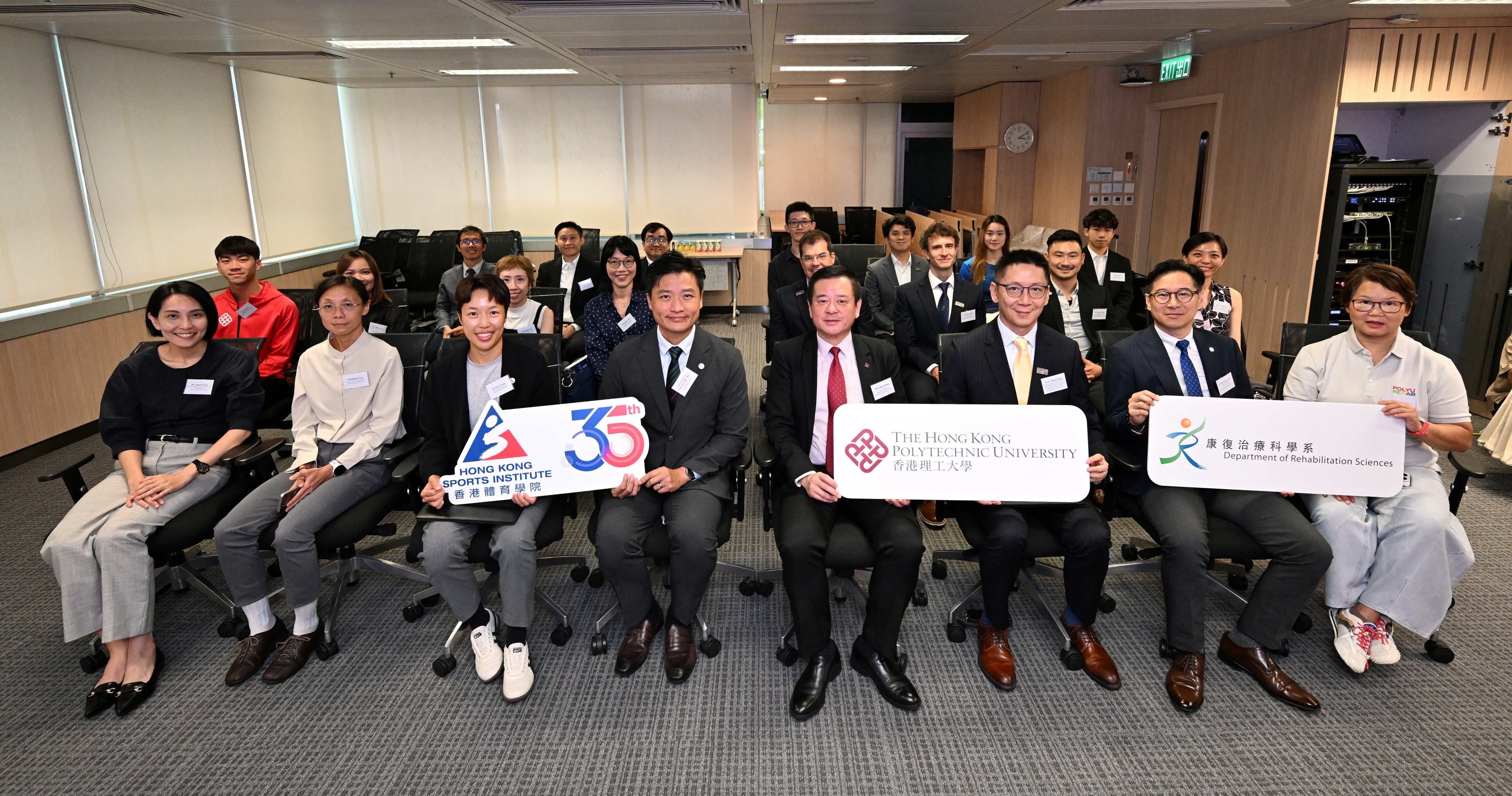 The guests took a group photo at the signing ceremony, marking the formalisation of the strategic partnership between PolyU and the HKSI in advancing sports and musculoskeletal physiotherapy.