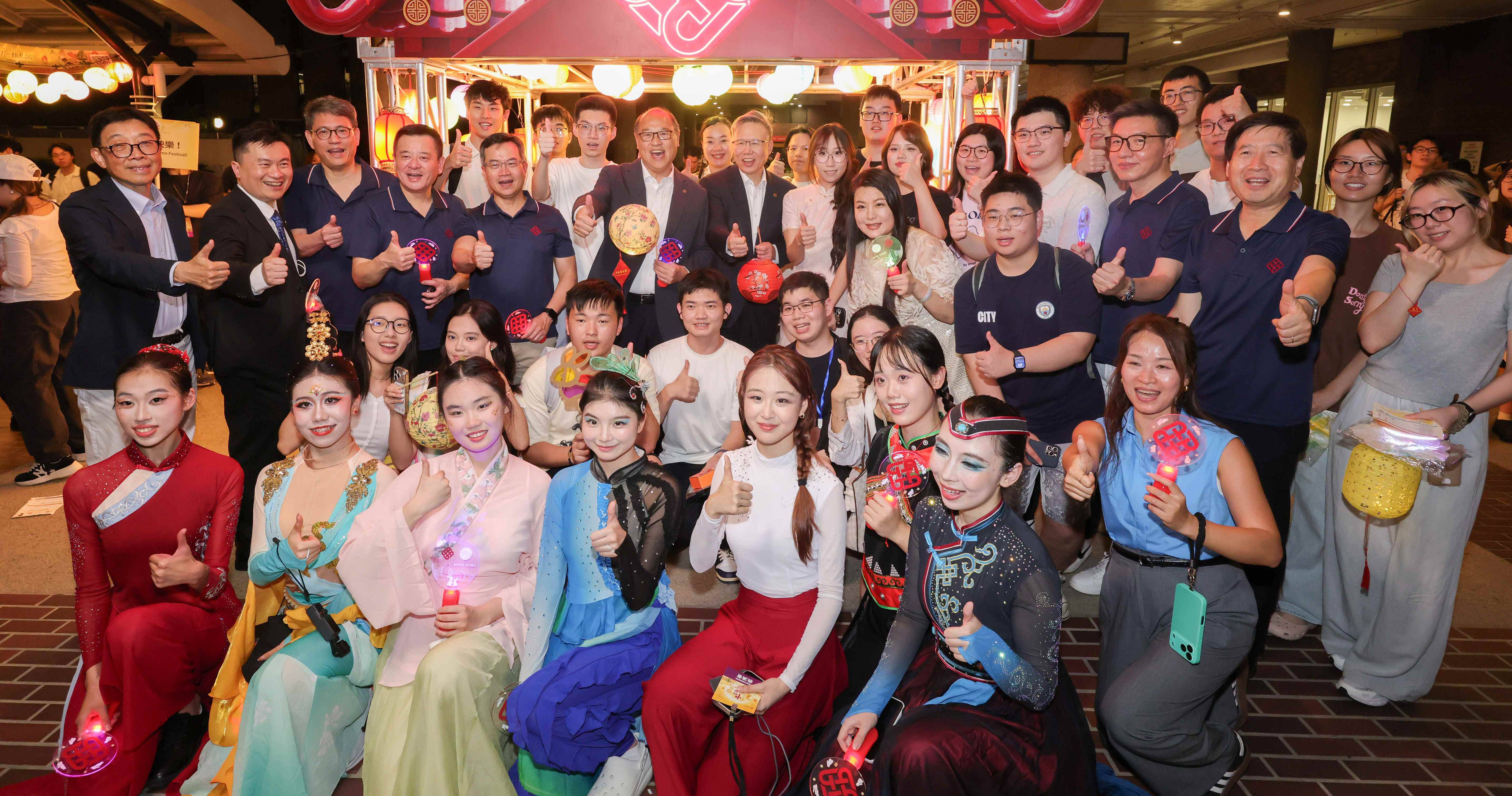 Dr Lam Tai-fai and Prof. Jin-Guang Teng toured the campus with the University’s senior management, engaging with PolyU staff, students and alumni who had gathered for the event.