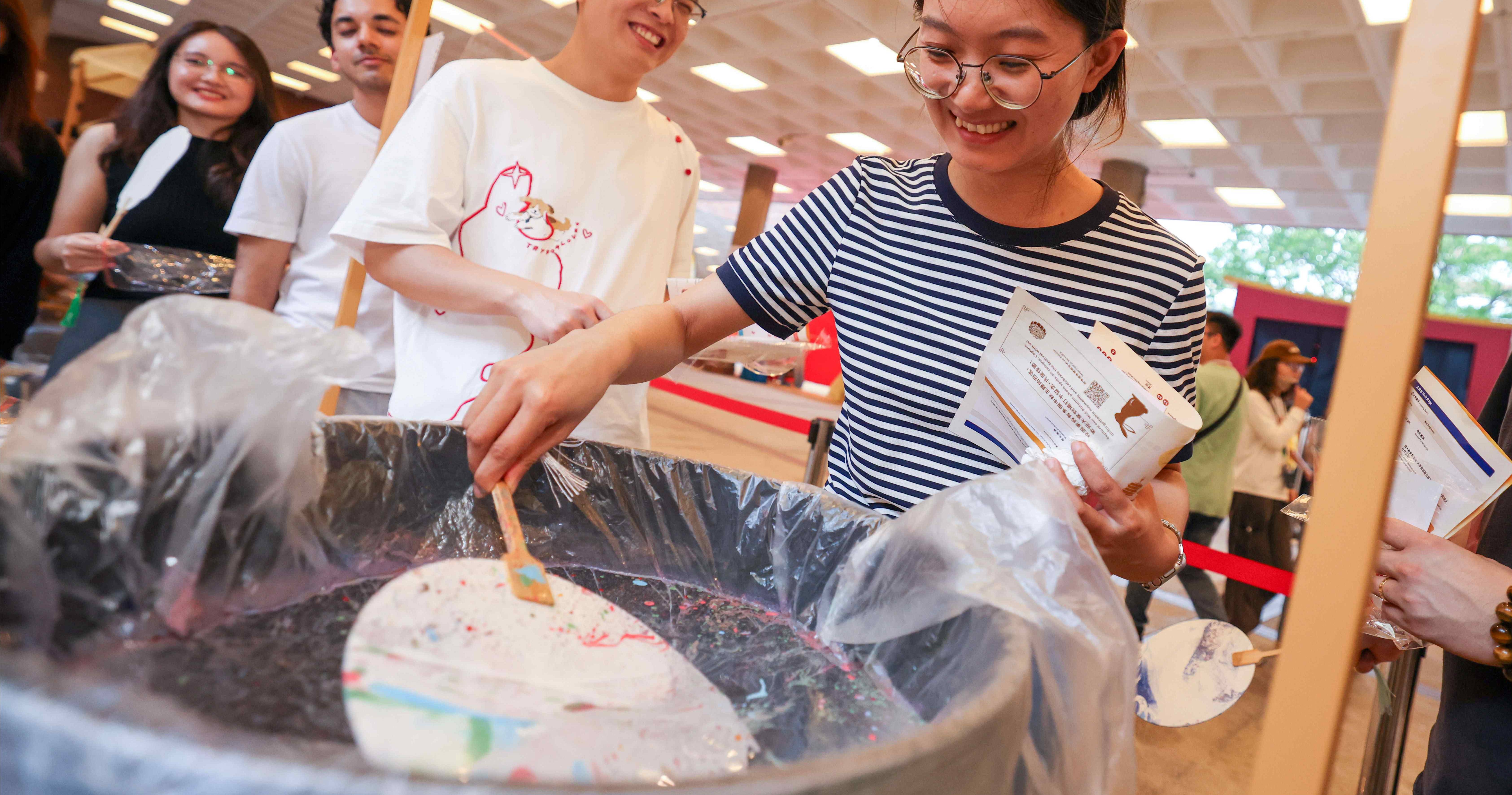 The “Cultural Experience Night” featured a variety of Chinese culture workshops, where participants could make lacquered fans, aromatic sachets and Song brocade motif magnet, experiencing the unique charm of traditional crafts.