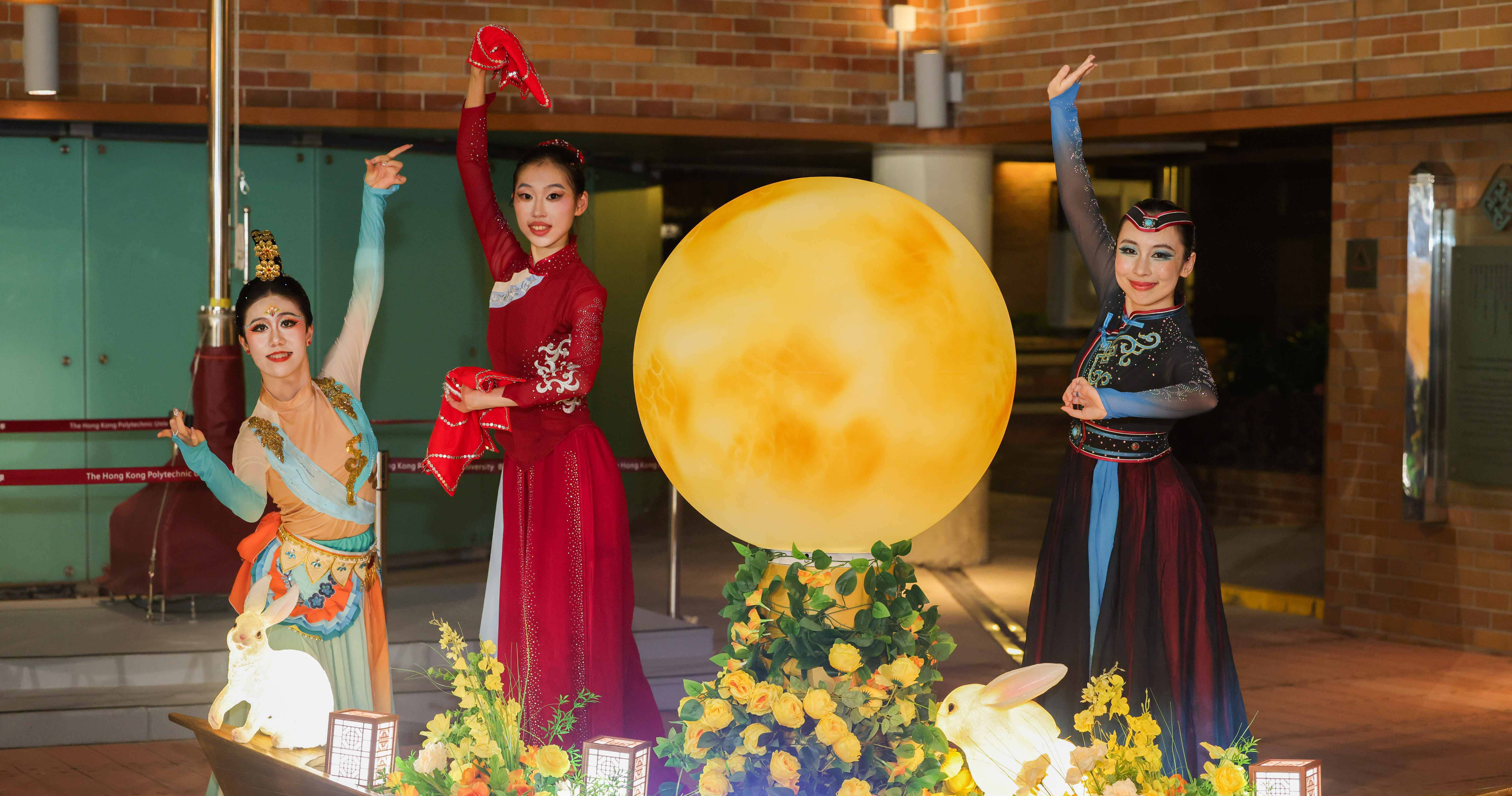 PolyU set up several Mid-Autumn-themed photo spots, complemented by giant light installations, creating a warm and romantic night-time scene across the campus.