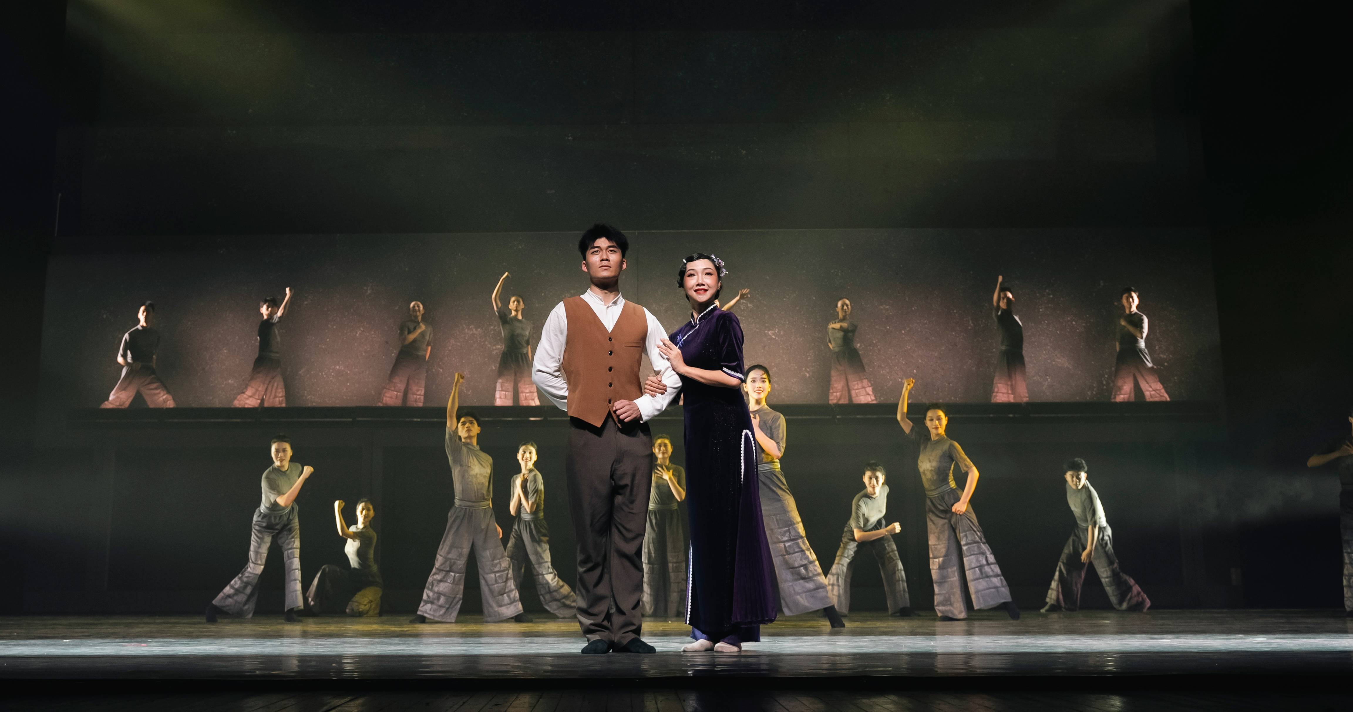 The original dance drama “1942 Through the Blockade Line”, performed by the Huizhou Song and Dance Theatre, recreates the rescue operation during the Japanese occupation period through the art of dance.