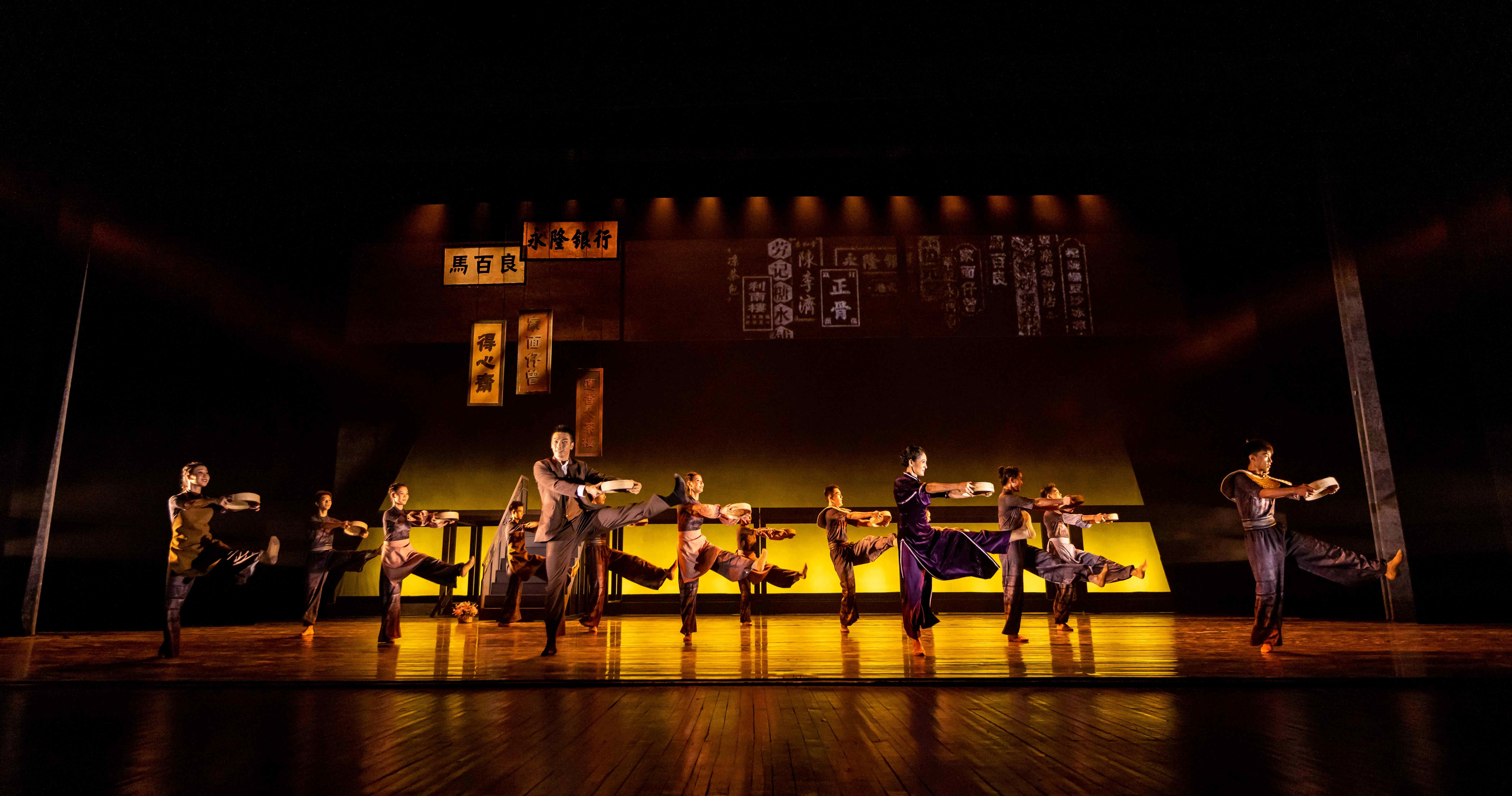 The original dance drama “1942 Through the Blockade Line”, performed by the Huizhou Song and Dance Theatre, recreates the rescue operation during the Japanese occupation period through the art of dance.
