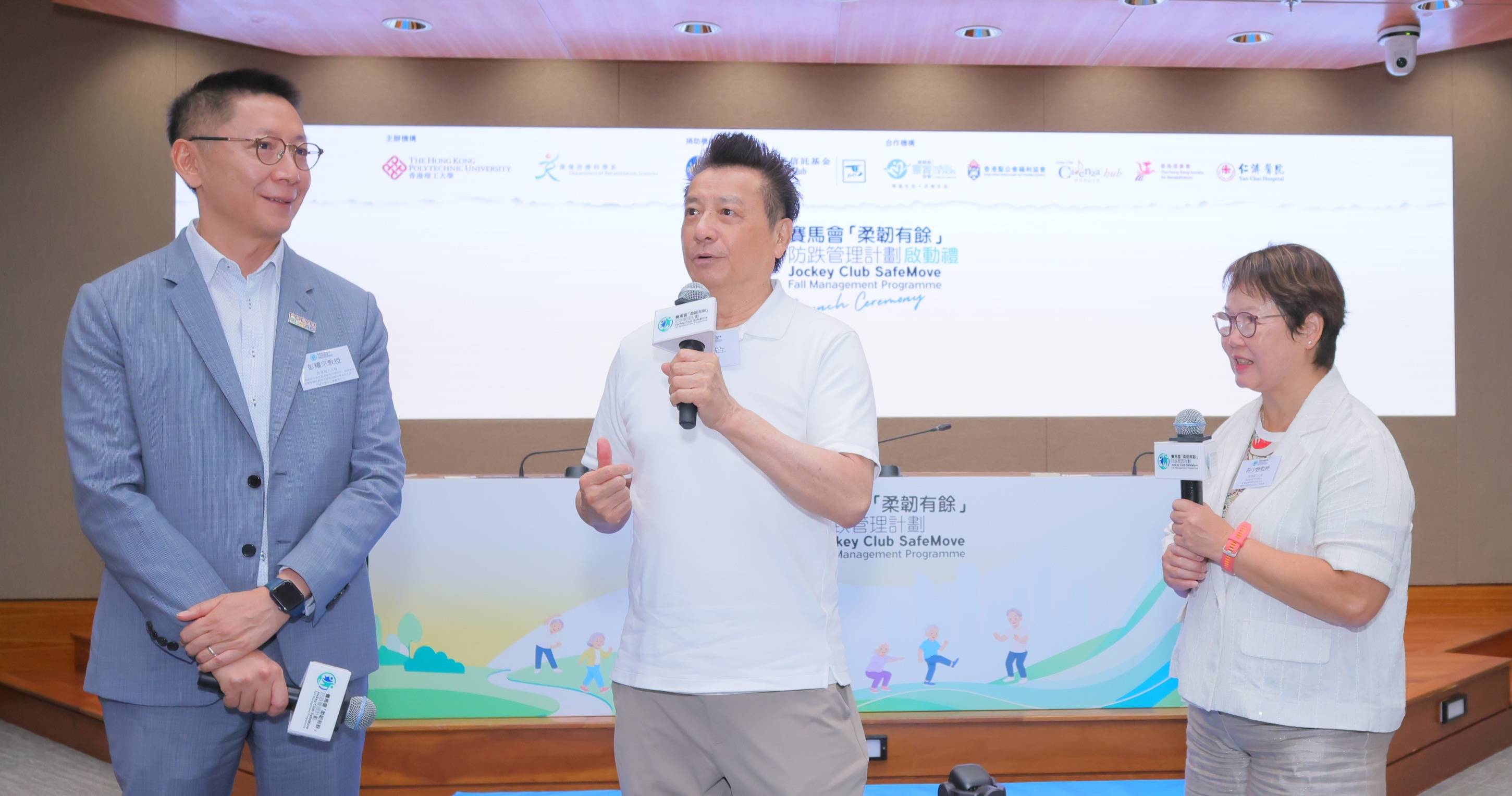 Mr Shek Sau (centre) shared tips for maintaining a healthy lifestyle, while Programme instructors demonstrated safe landing techniques.